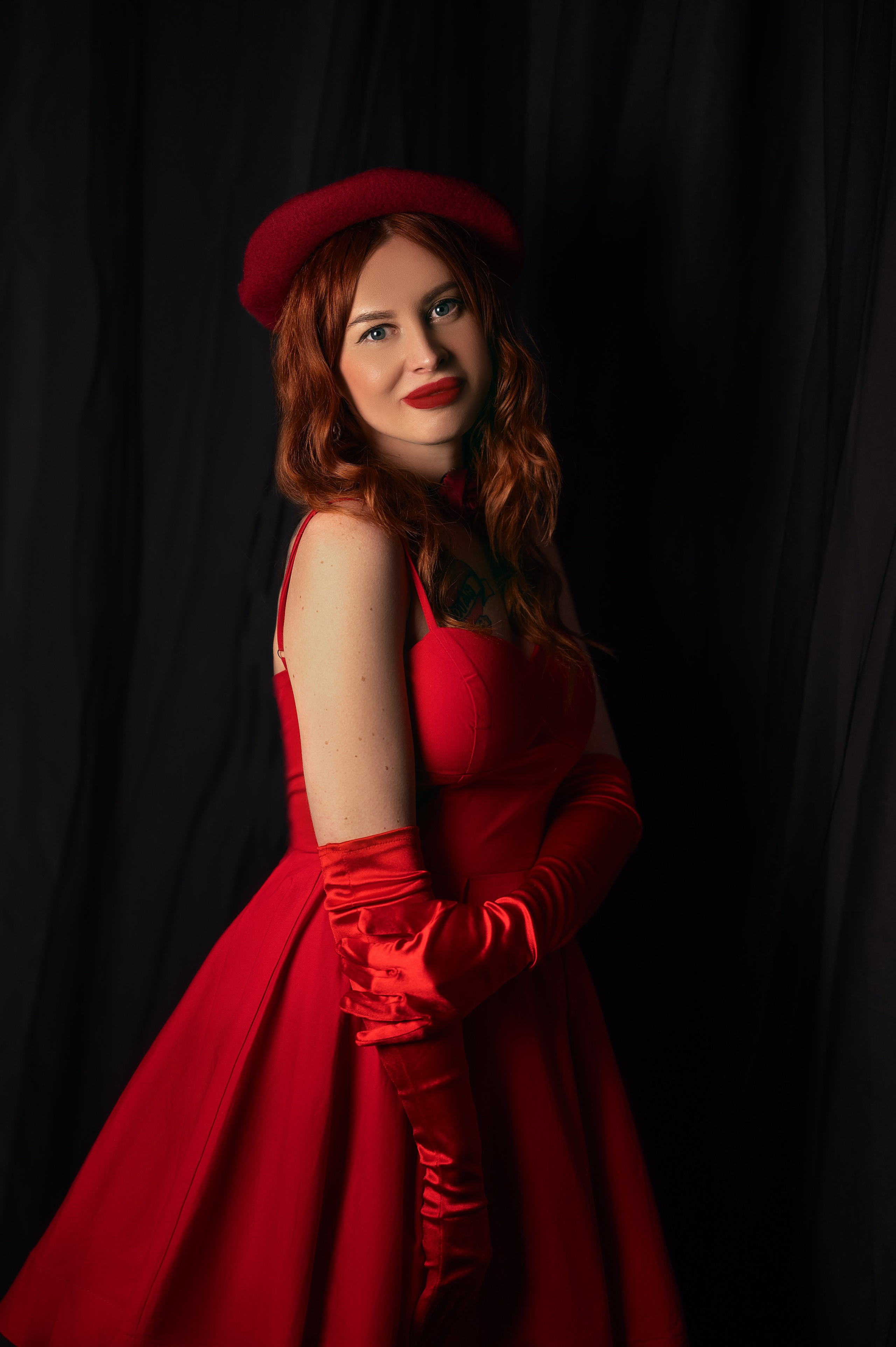 Фотосессия в Волгодонске: модель в красном платье и берете. Студия, женственный силуэт, тонкий стиль. Автор — Елизавета Жуйкова.