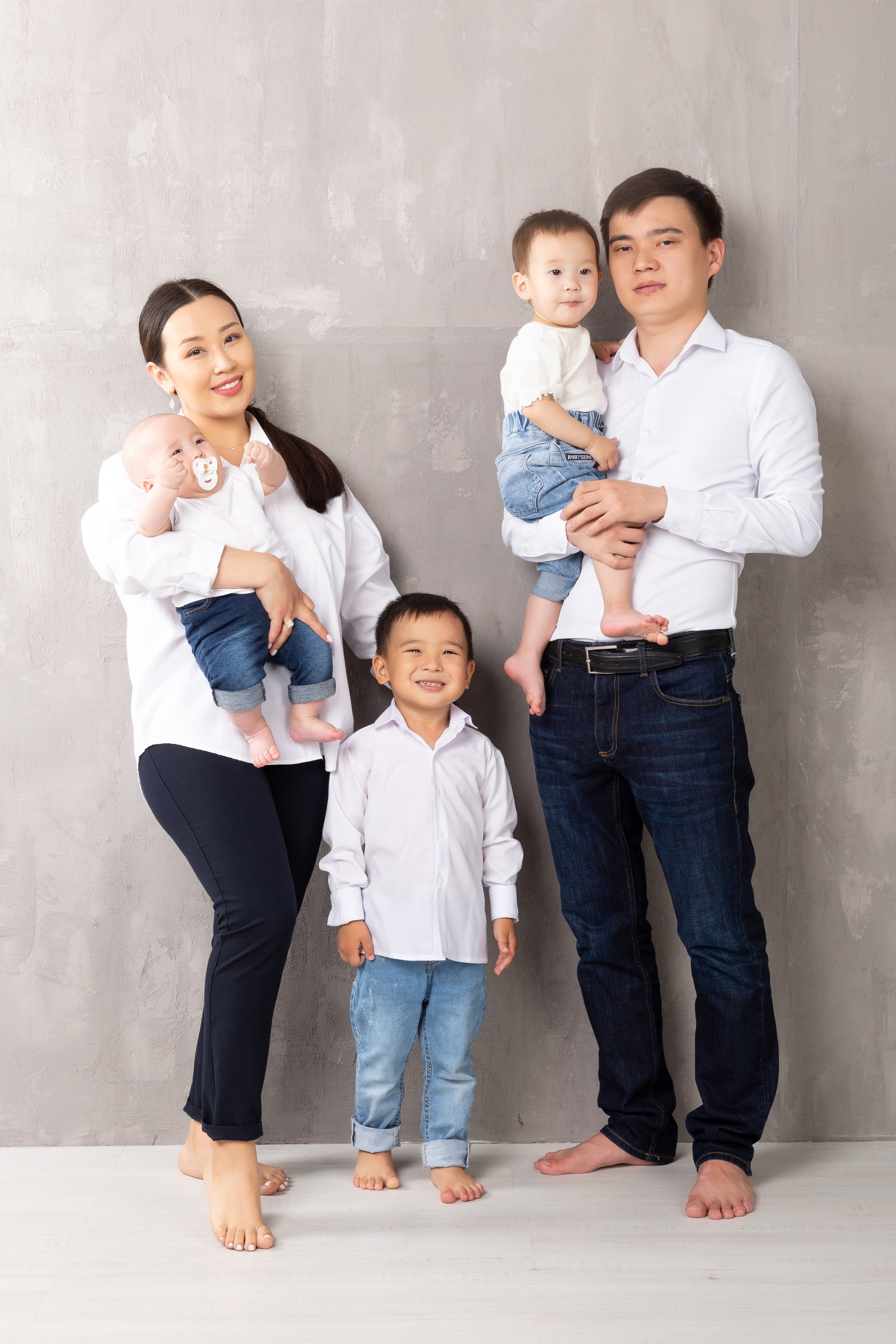 Аяулым и семья. Фотостудия Алматы. Семейная и детская фотостудия Family studio.Фотограф Алматы