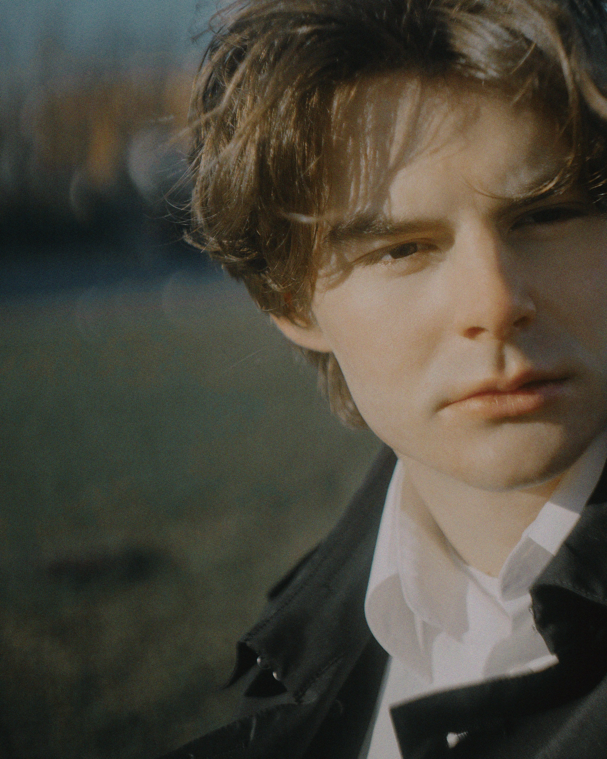 крупный портрет мужчины в ретро-стиле с винтажной обработкой во время прогулки по Петербургу