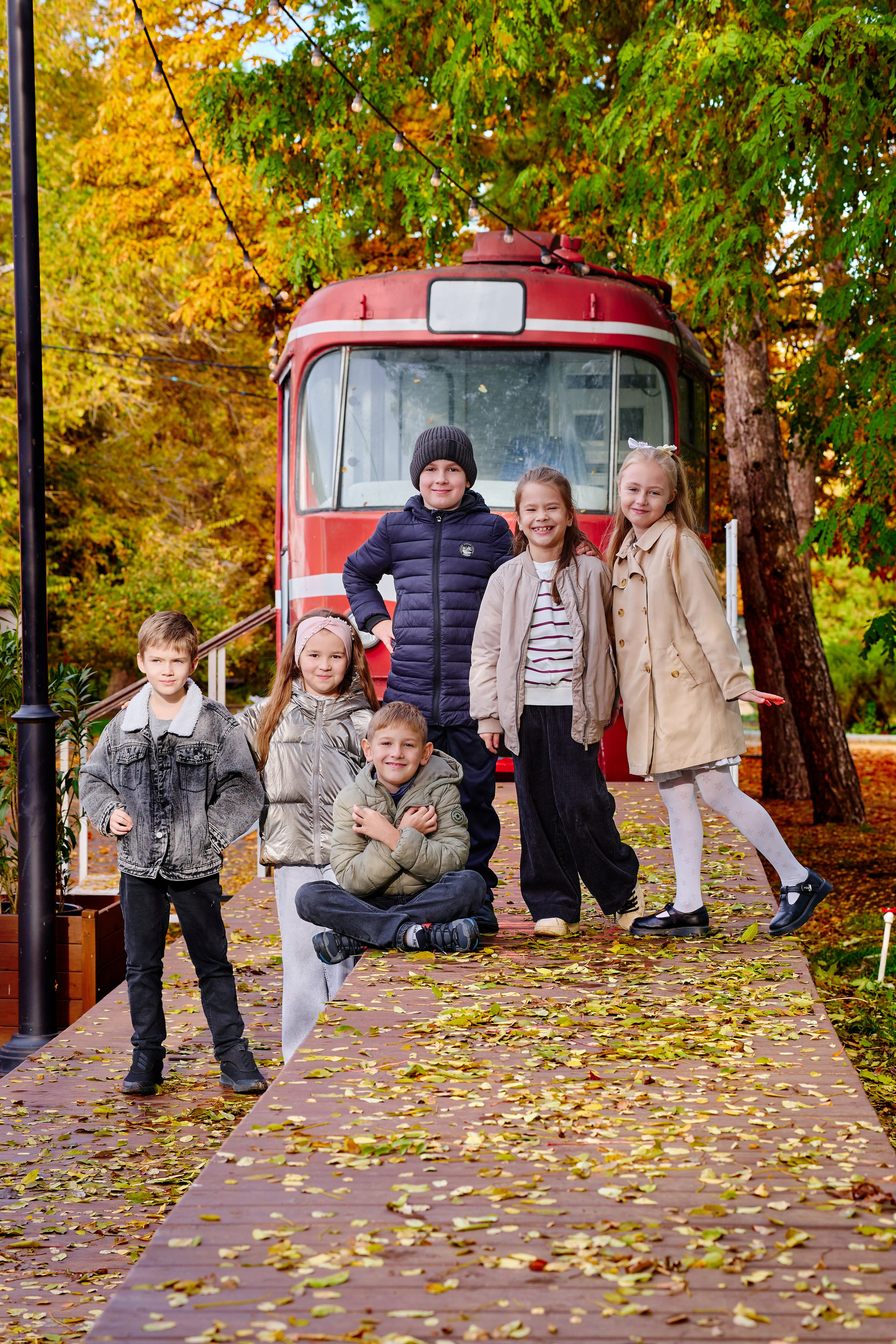 Прогулка в парке классом. Фотограф Выпускные альбомы Таганрог Сергей Коробченко