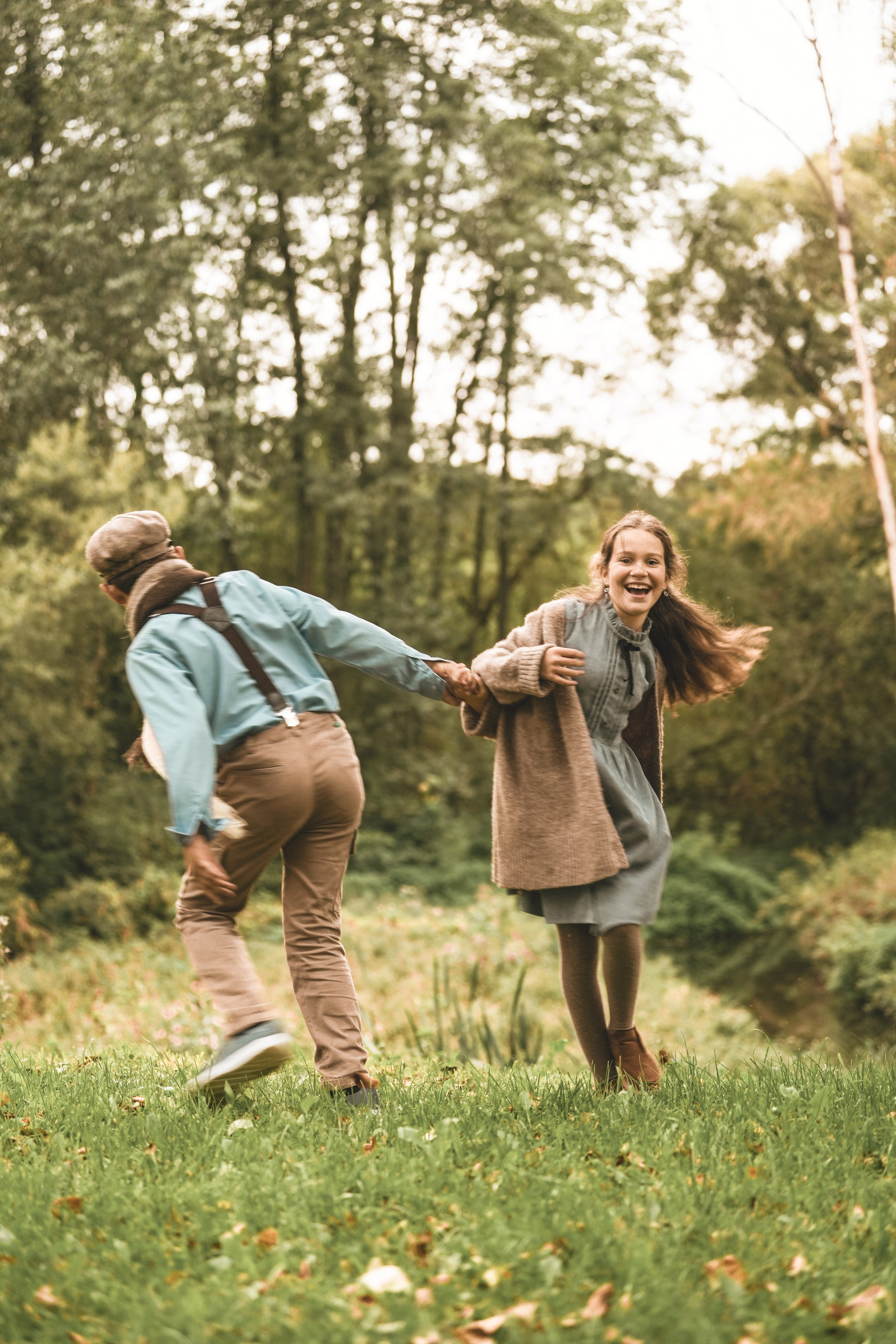Кружащиеся дети. Фотосессия на природе в винтажном стиле.