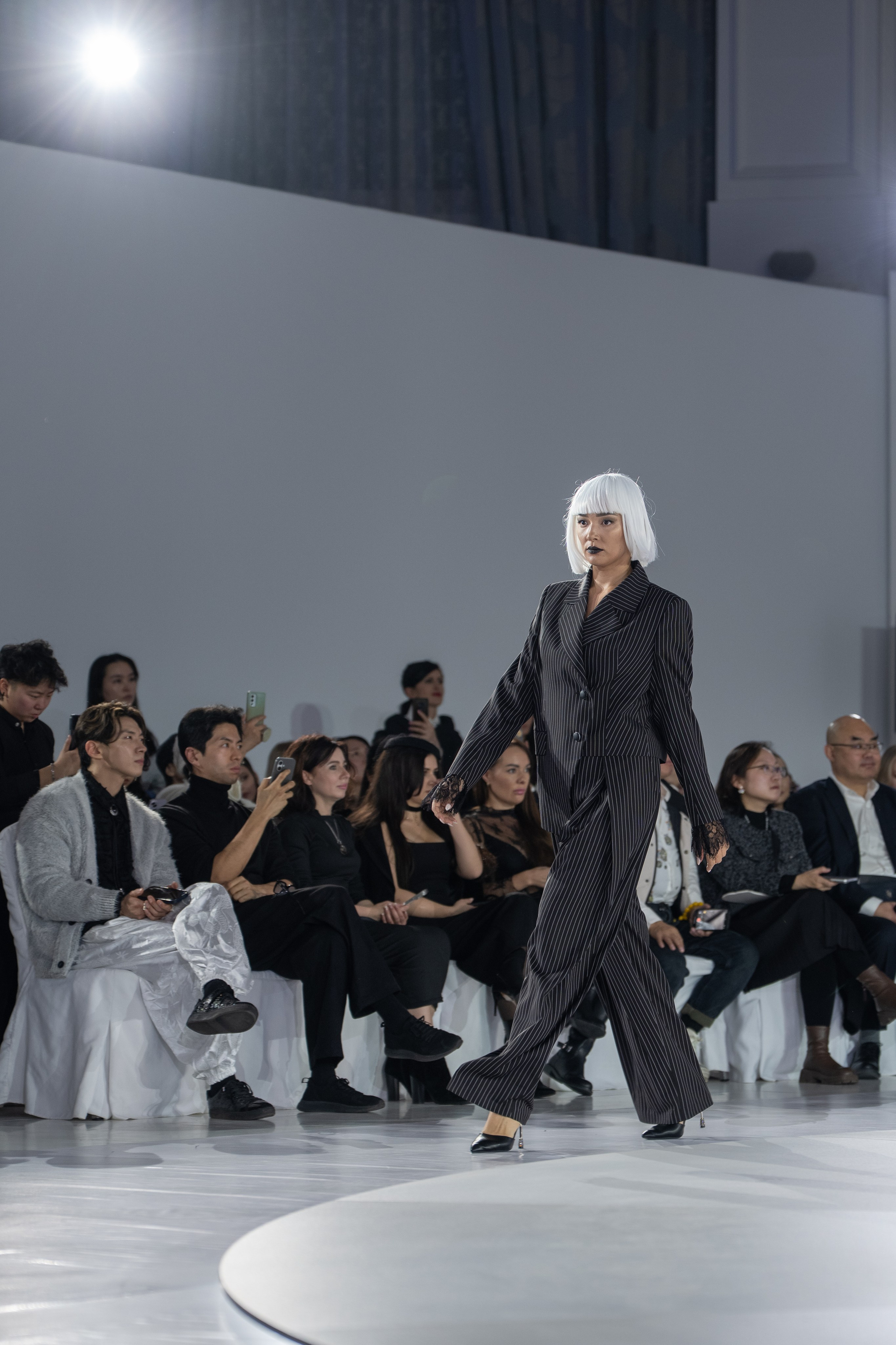 Дизайнер Umed Kuchkaliev. Сайт Алматинского НЮ АРТ, будуар и фэшн фотографа Дениса Карпенко