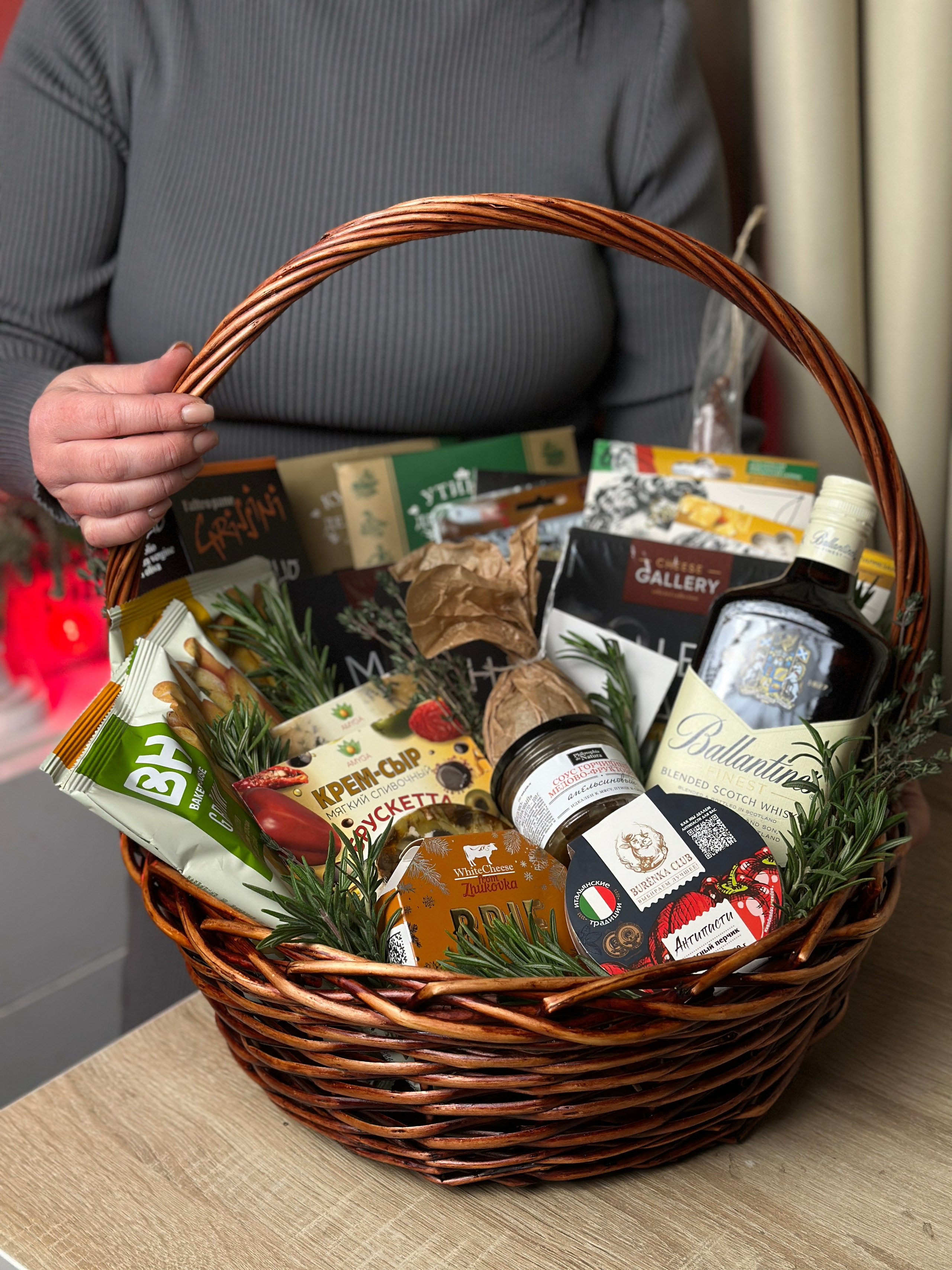 Корзины. Выездной кейтеринг, съедобные букеты, торты и сладости на заказ