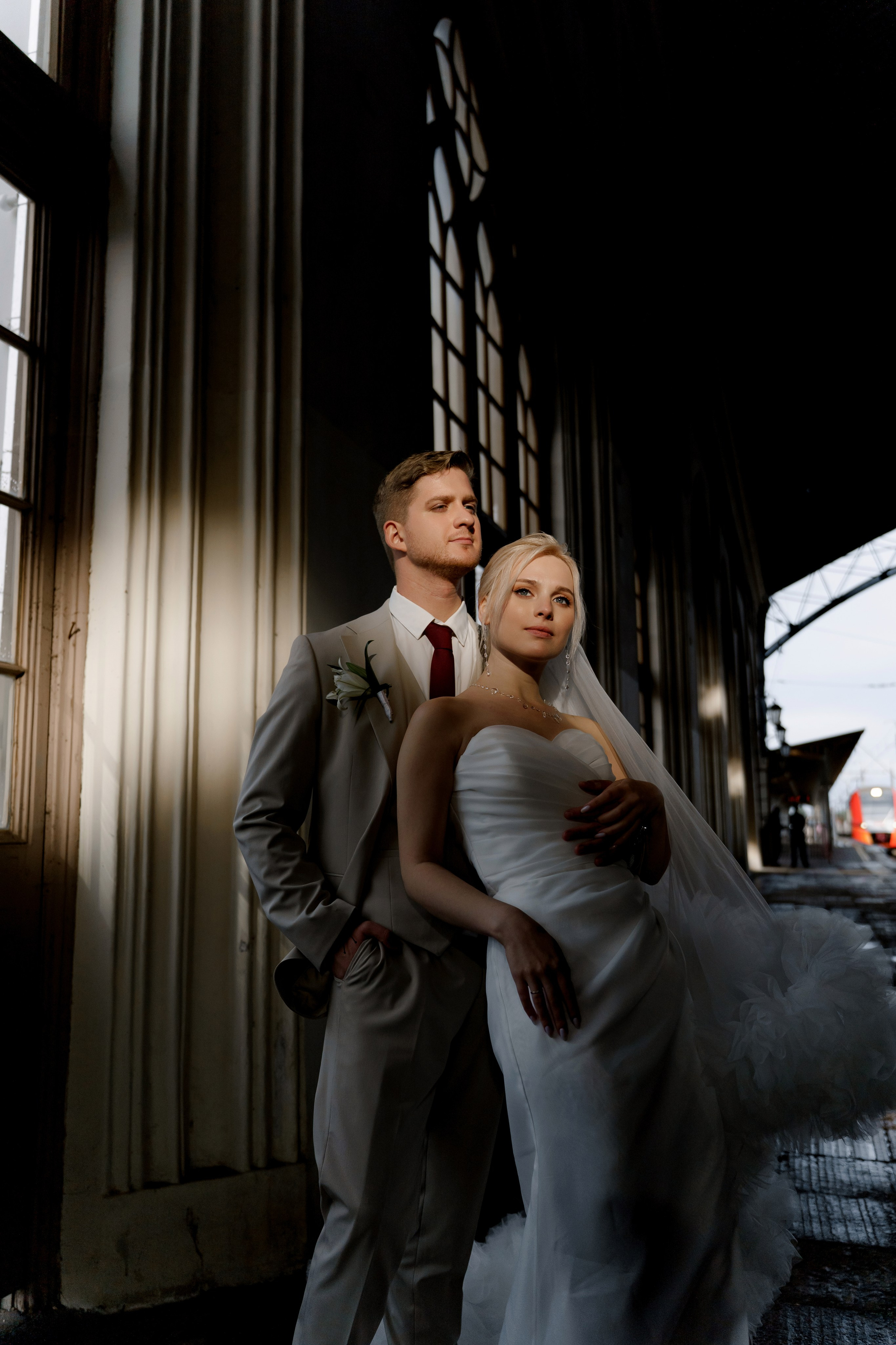 Свадьба в Санкт-Петербурге, фотосессия на прогулке, Крупный портрет невесты и жениха, на вокзале в Павловске.