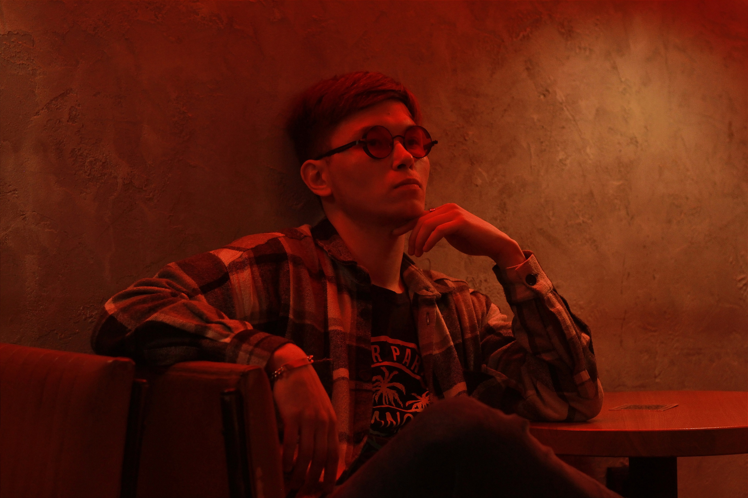 Мужской портрет. Контакты