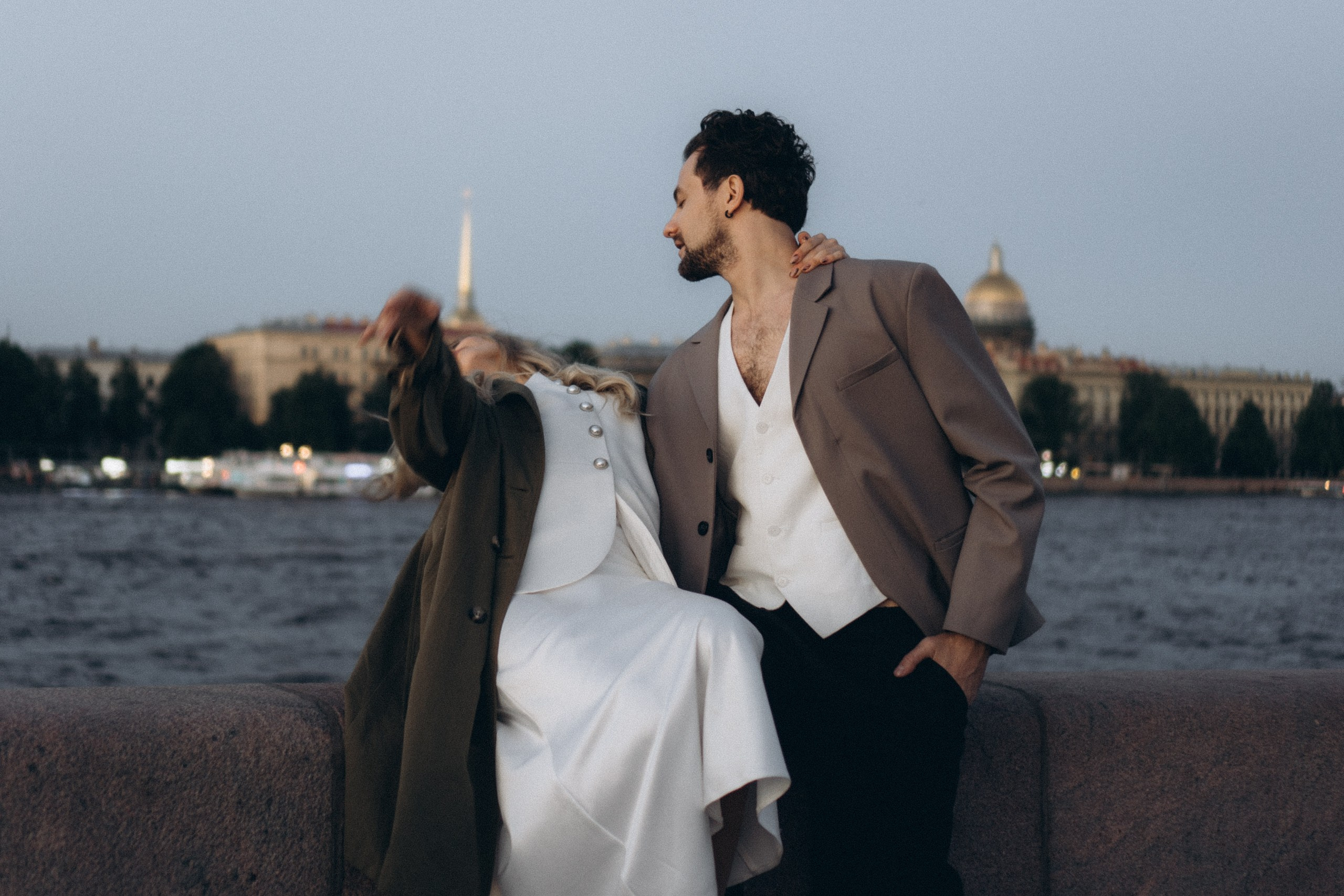 СВАДЕБНАЯ СЬЕМКА ПАРЫ НА РАССВЕТЕ В БЕЛЫЕ НОЧИ И ПРОГУЛКА С РАЗВОДНЫМИ МОСТАМИ И ПИКНИК ВОЗЛЕ ИСАКИЕВСКОГО СОБОРА. Профессиональный фотограф, Санкт-Петербург — Виктория Богомолова