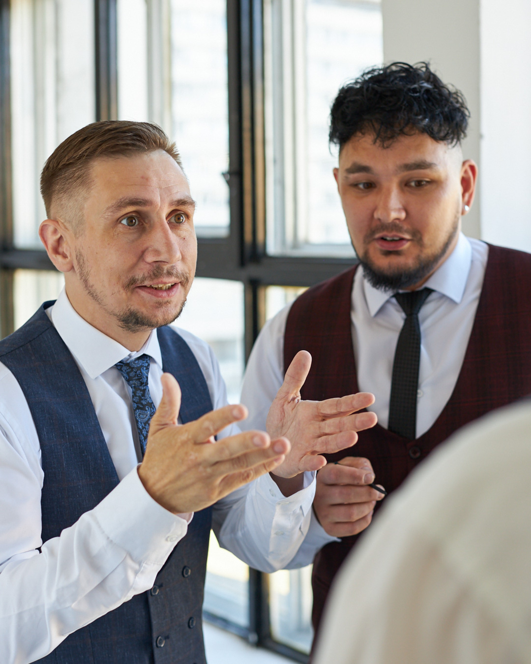 Business meeting conversation in the office - photographer Andrey Dunin