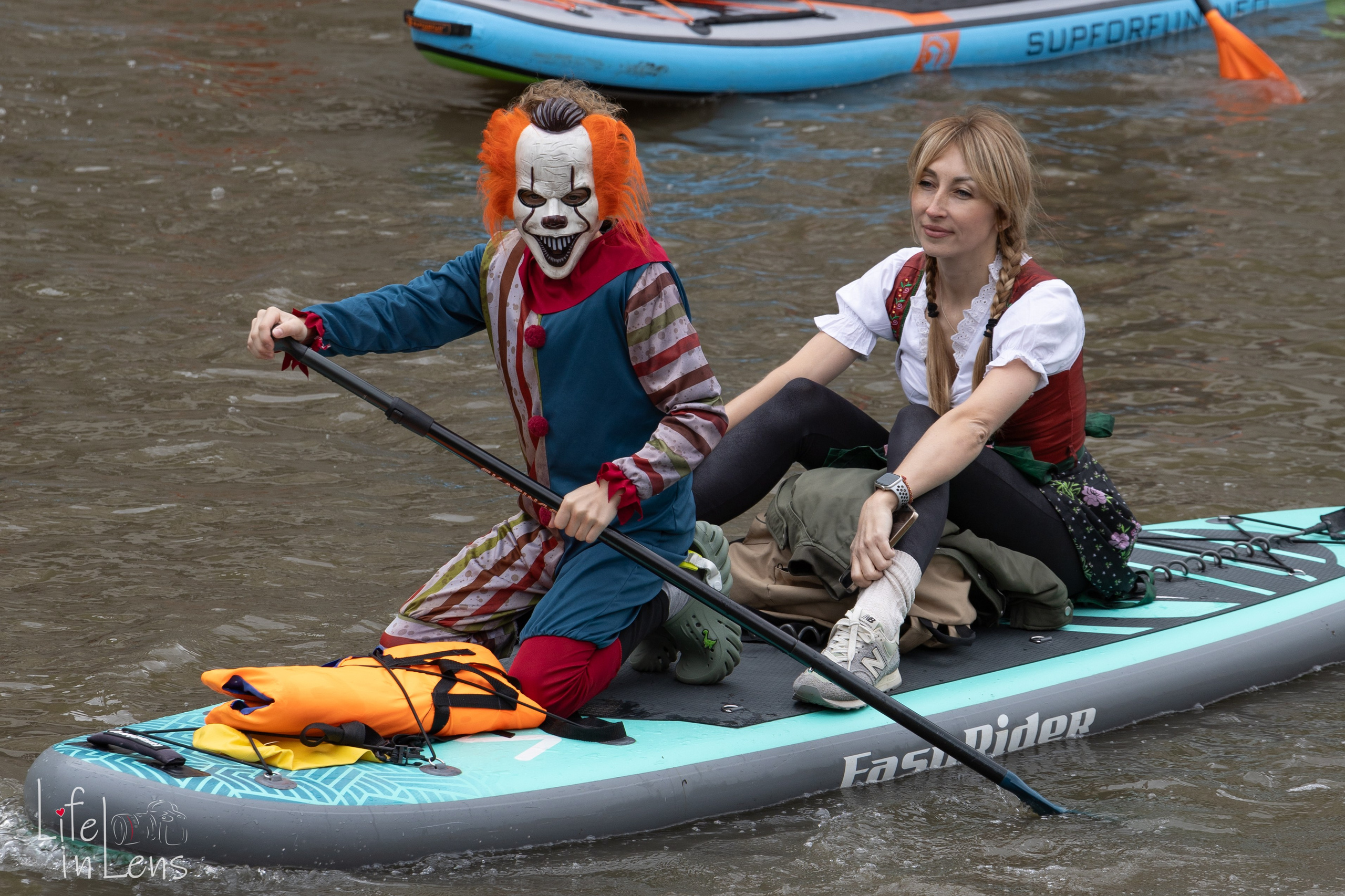 SUP-карнавал. Фотограф, получающий удовольствие от своей работы
