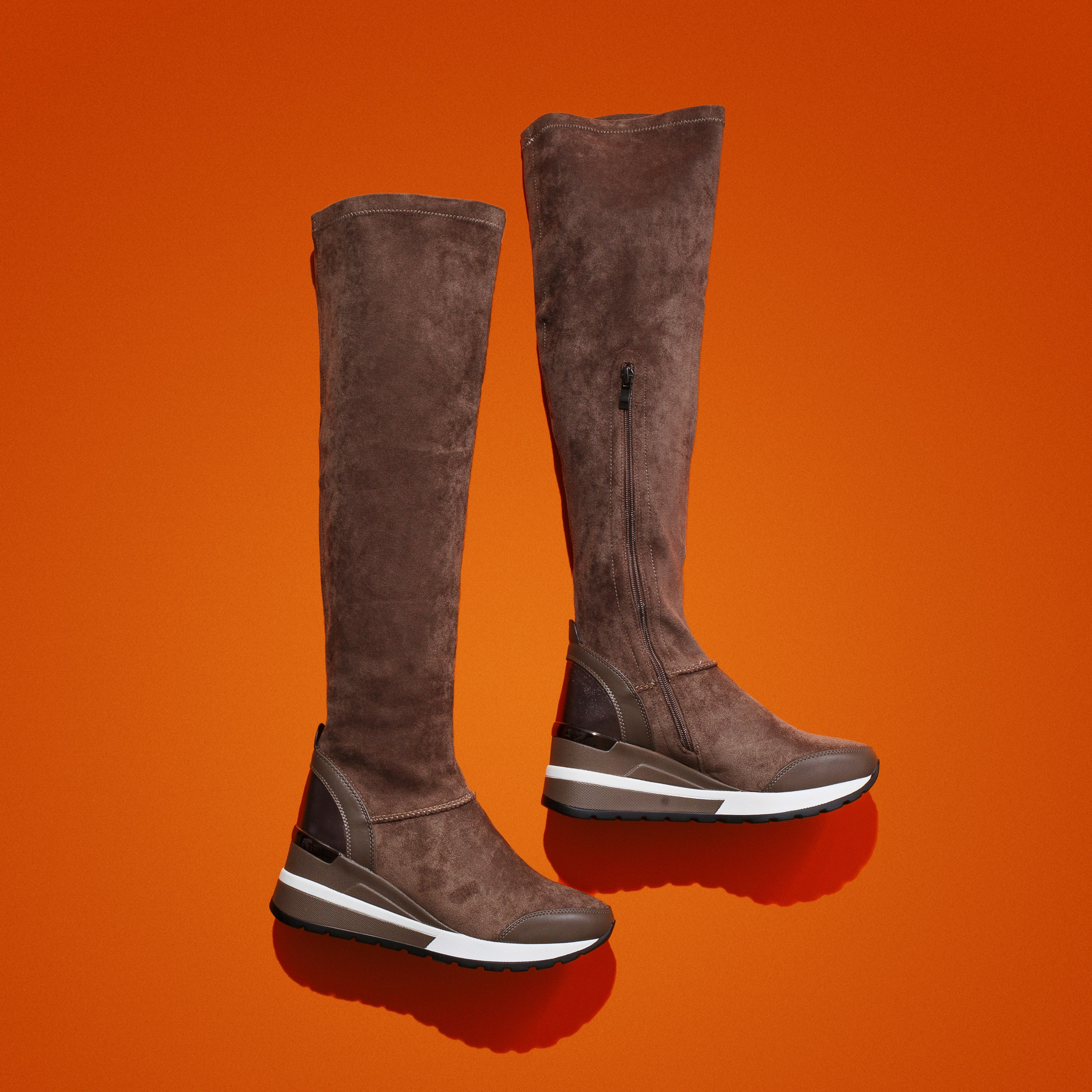 Рекламный фотограф в Санкт-Петербурге. Предметная фотосъёмка одежды, обуви и аксессуаров. Баннер для сайта компании. Фотоуслуги на заказ. Профессиональная студийная фотосессия в СПб. Фотосъемка обуви для маркетплейс.