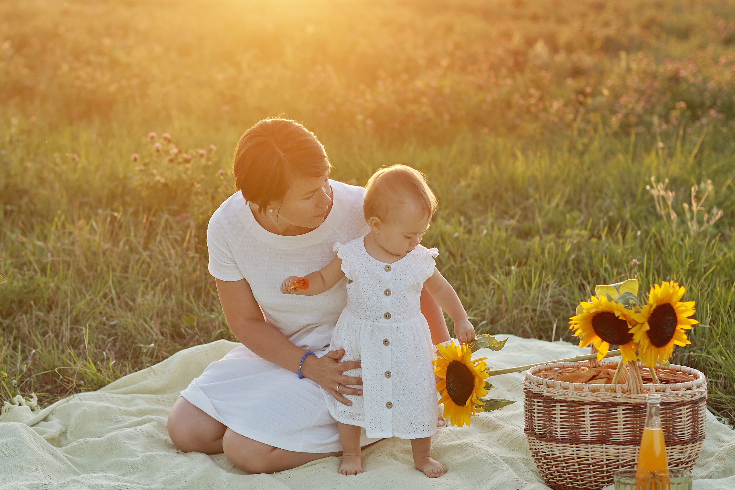 Мама с дочкой в поле на закате. Фотограф Ольга Ефремова