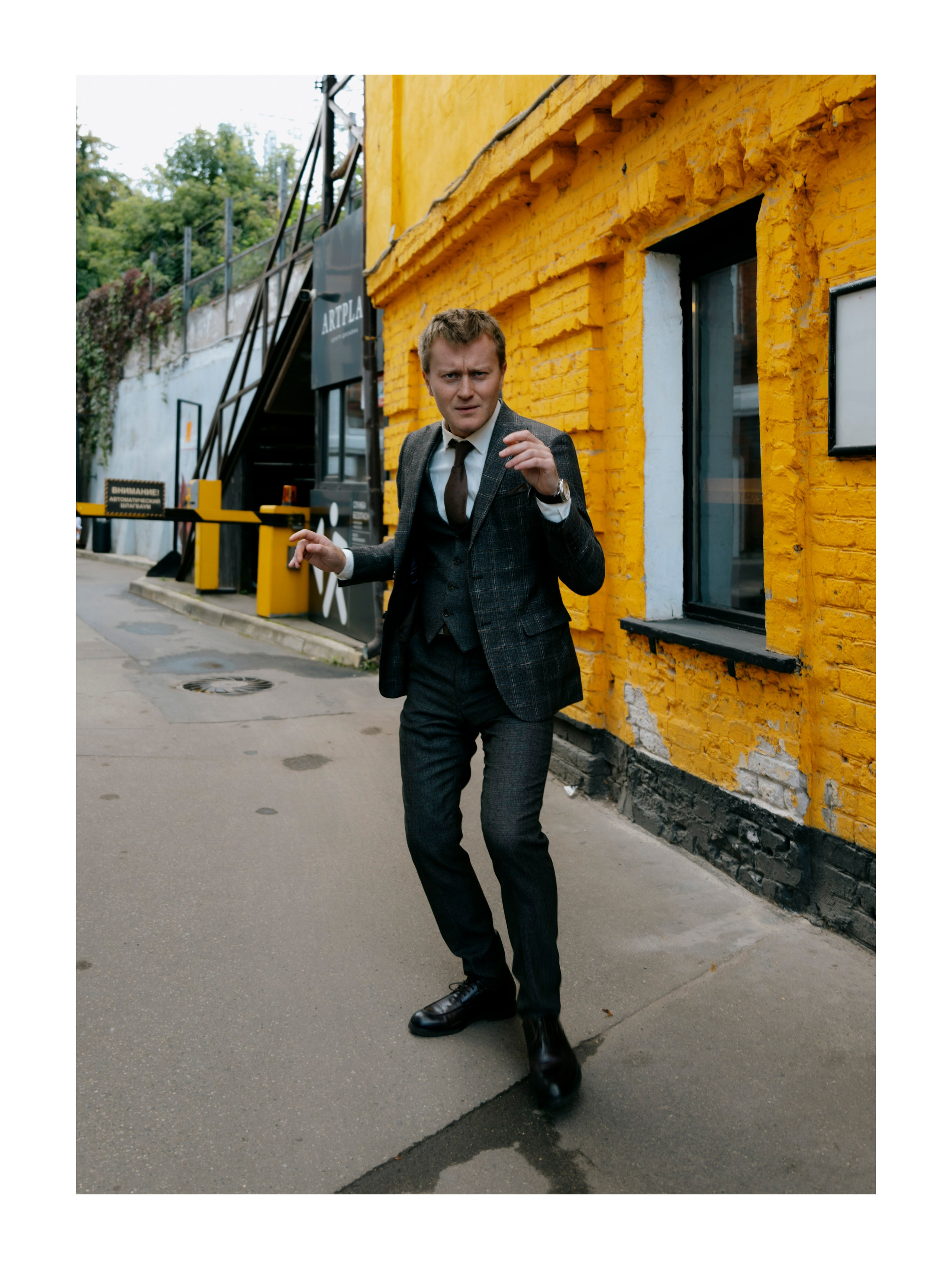 мужчина идёт танцующей походкой