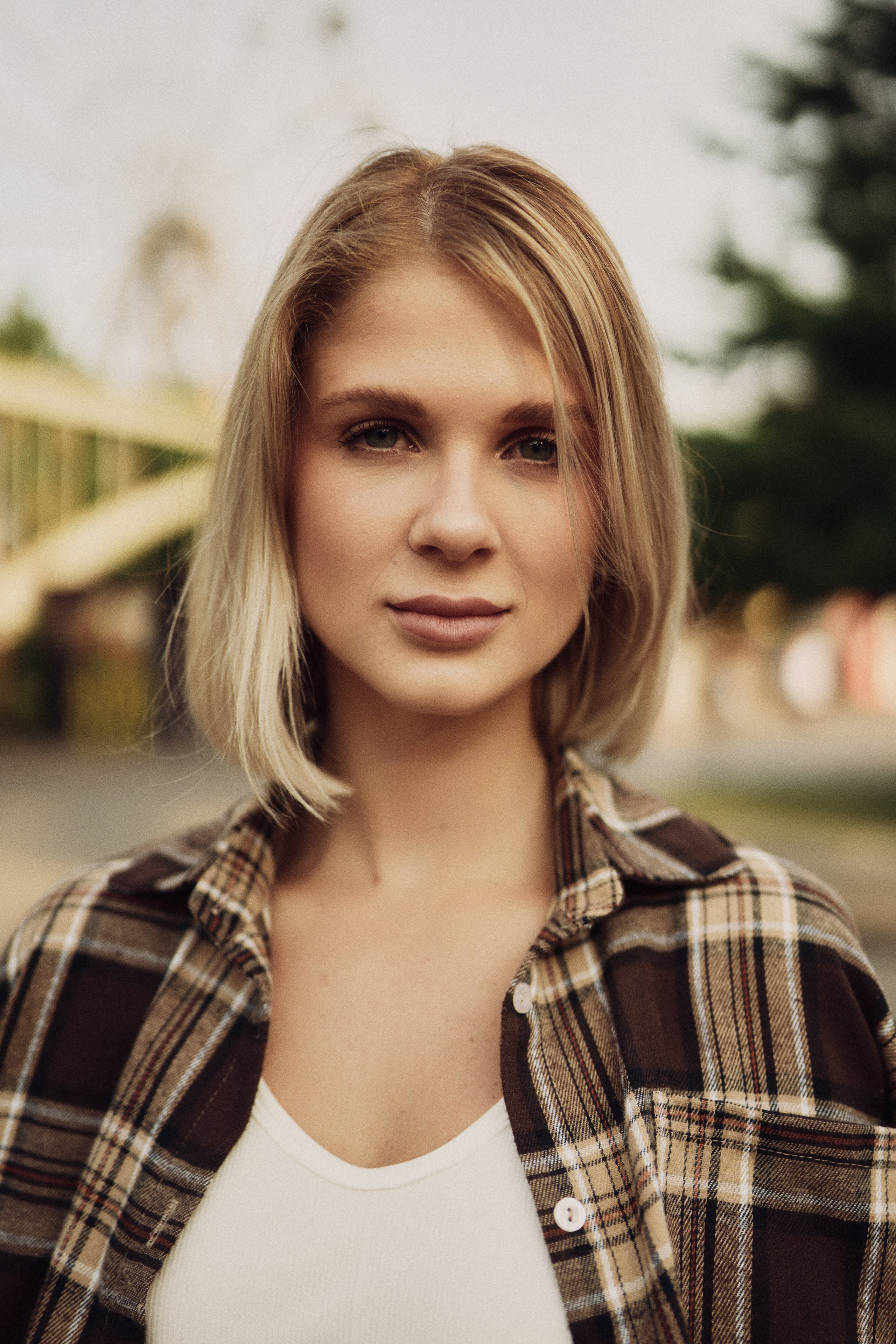 утренний городской портрет девушки в клетчатой рубашке