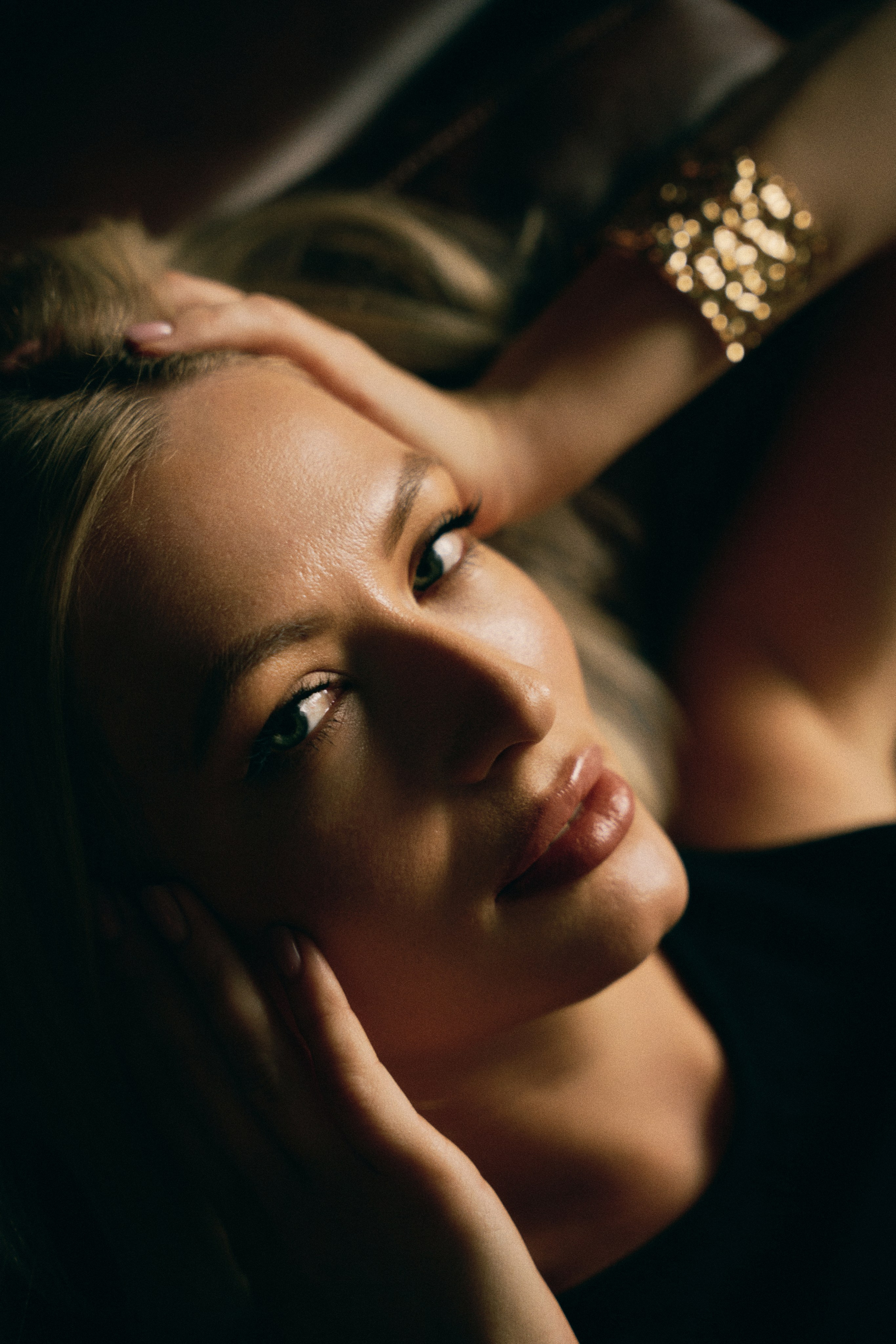 Женский портрет в студии — естественный и искусственный свет. Фотограф в Хабаровске Дмитрий Лемешков