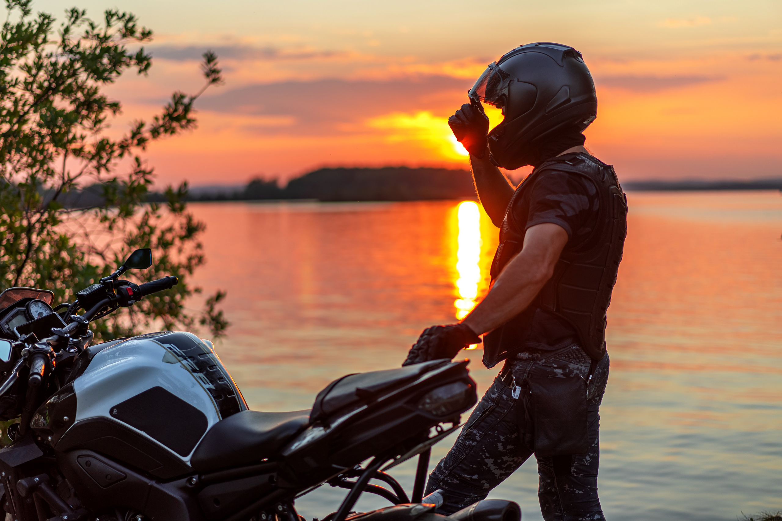 Мужская фотосессия с мотоциклом на закате. Фотограф Екатеринбург Кокшарова Александра