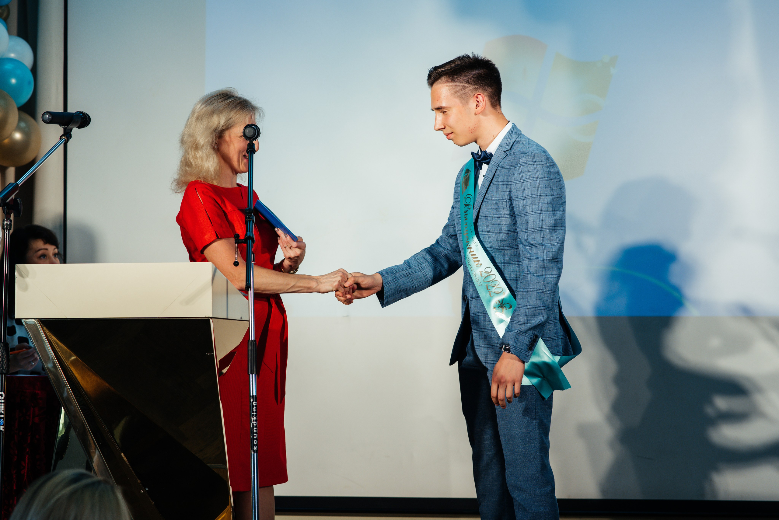 Вручение аттестатов. Выпускные альбомы в Подольске Москве и МО