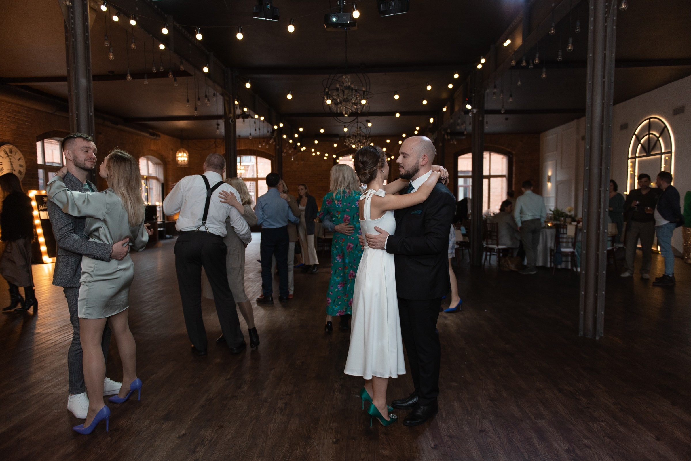 свадебный банкет в весеннем лофте