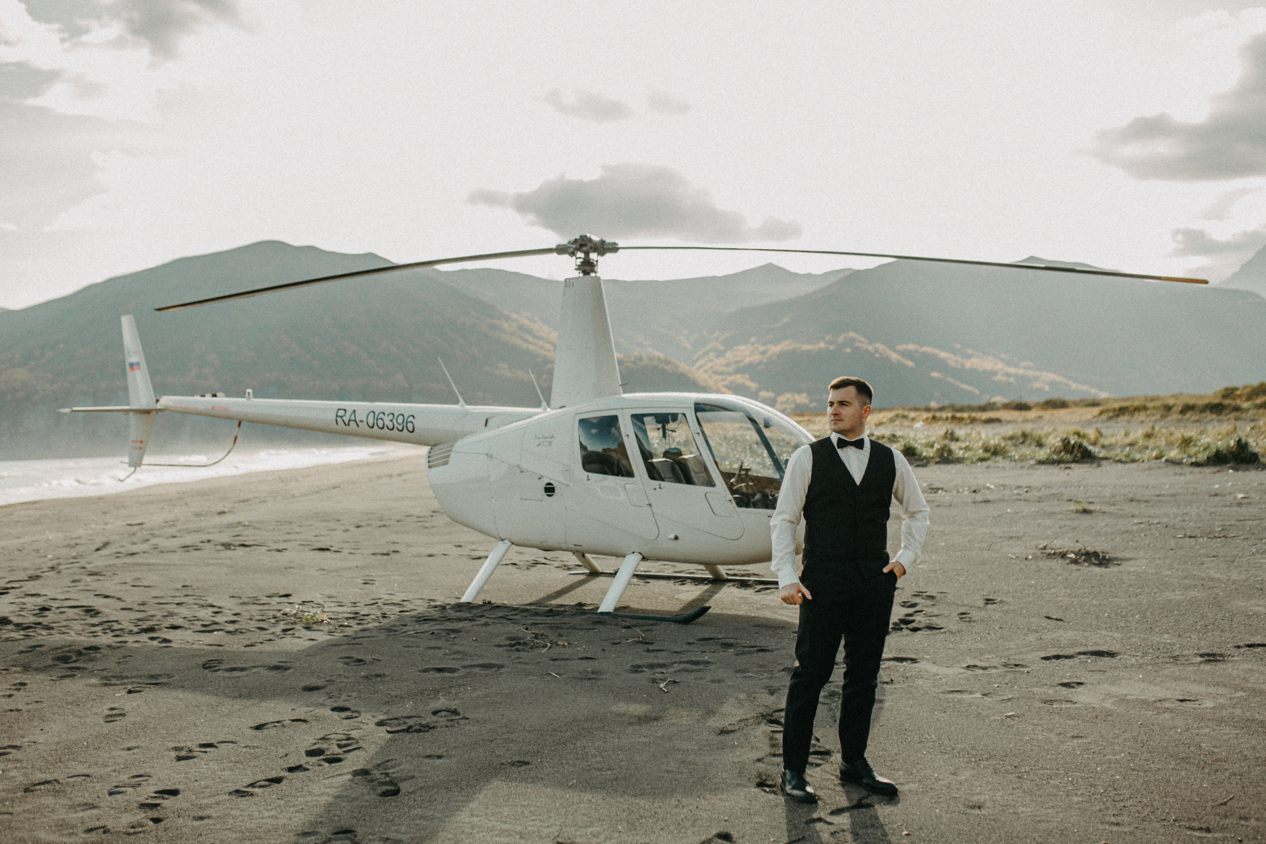 Вертолетный полет Бухта Жировая. Свадебное фото и видео на Камчатке. Туристические маршруты