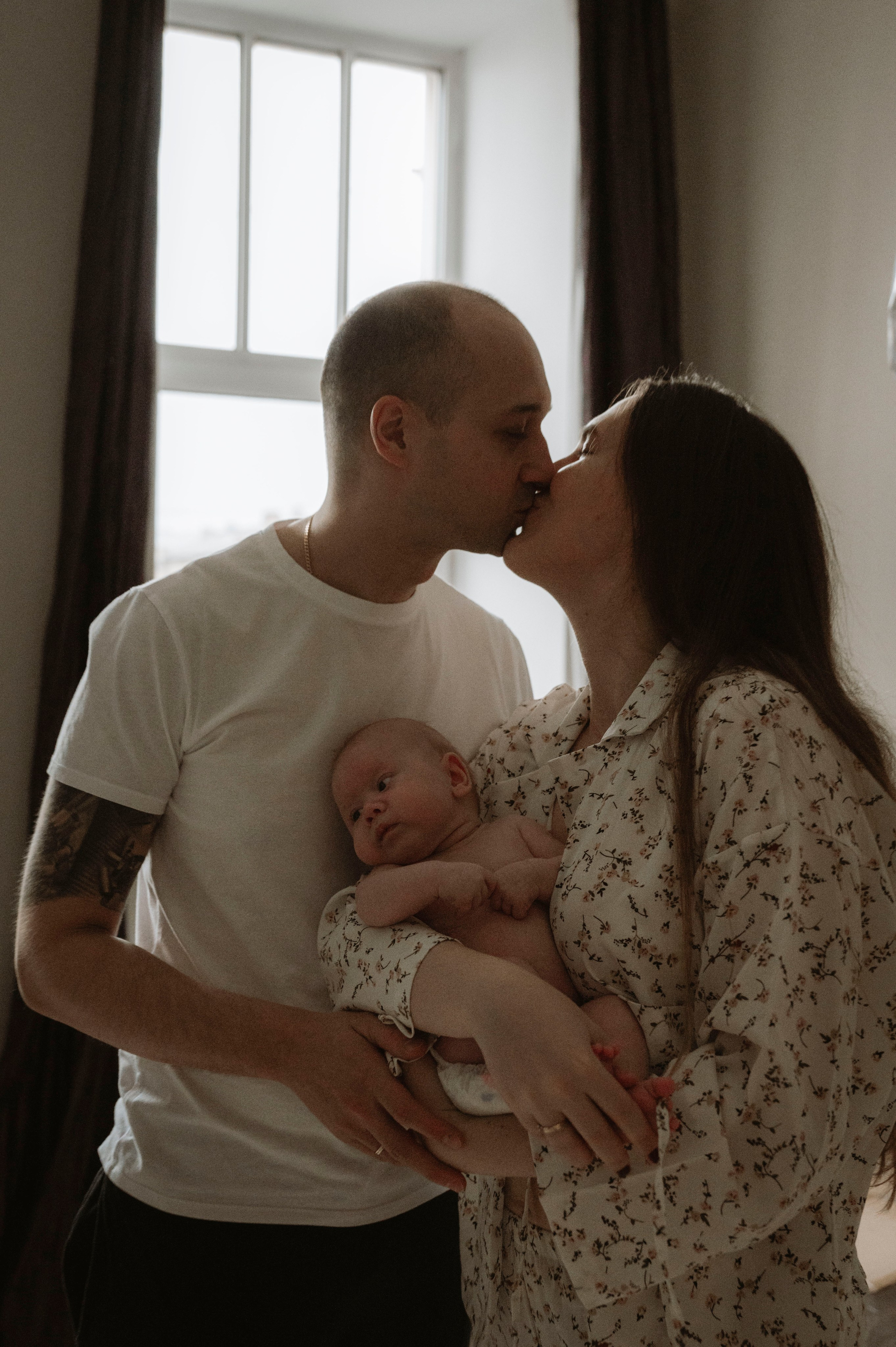 Семейная домашняя фотосессия. Профессиональный фотограф беременности в СПБ. Стильные фотосессии беременности в стиле минимализм и классическая фотография