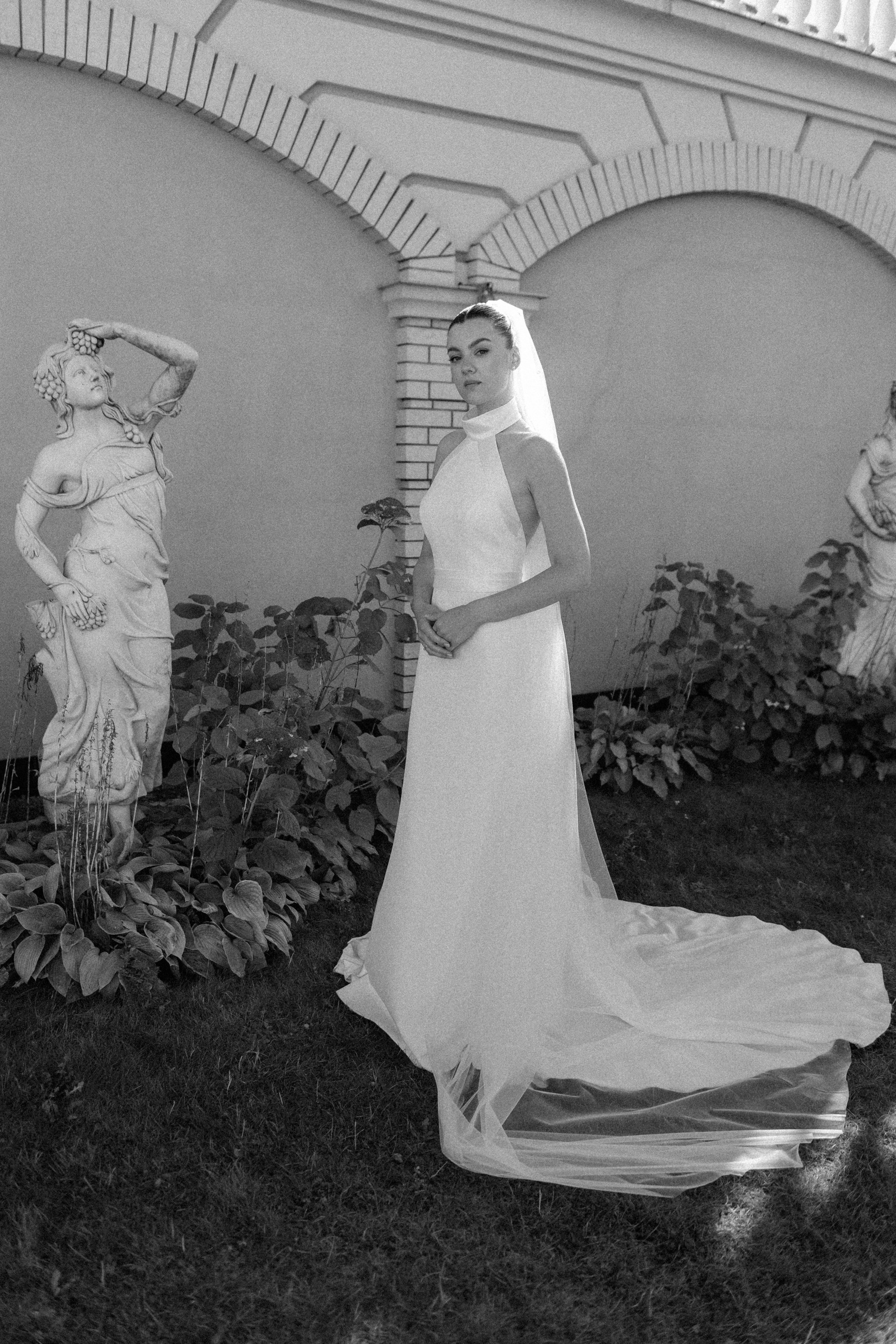 Wedding day in VERSAL PARK. Wedding PHOTOGRAPHER Andrew Vnukov