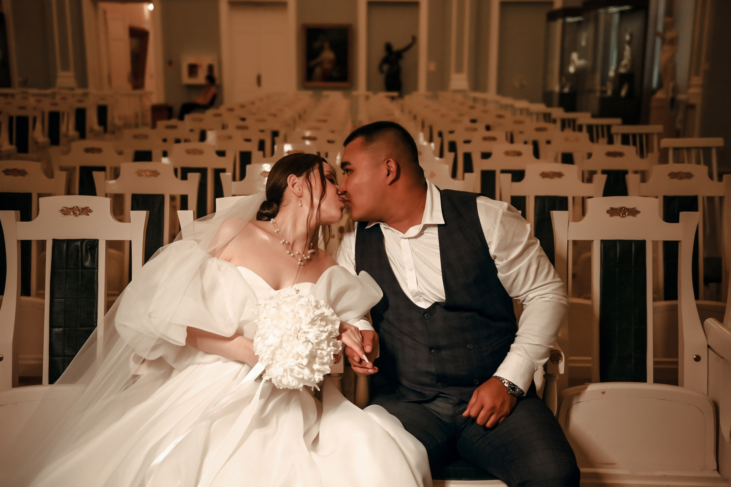 Небольшая свадебная серия в музее и прогулкой под дождем Эльмиры и Ризата. Свадебный, семейный, детский, контент фотограф в Омске Максим Ильин