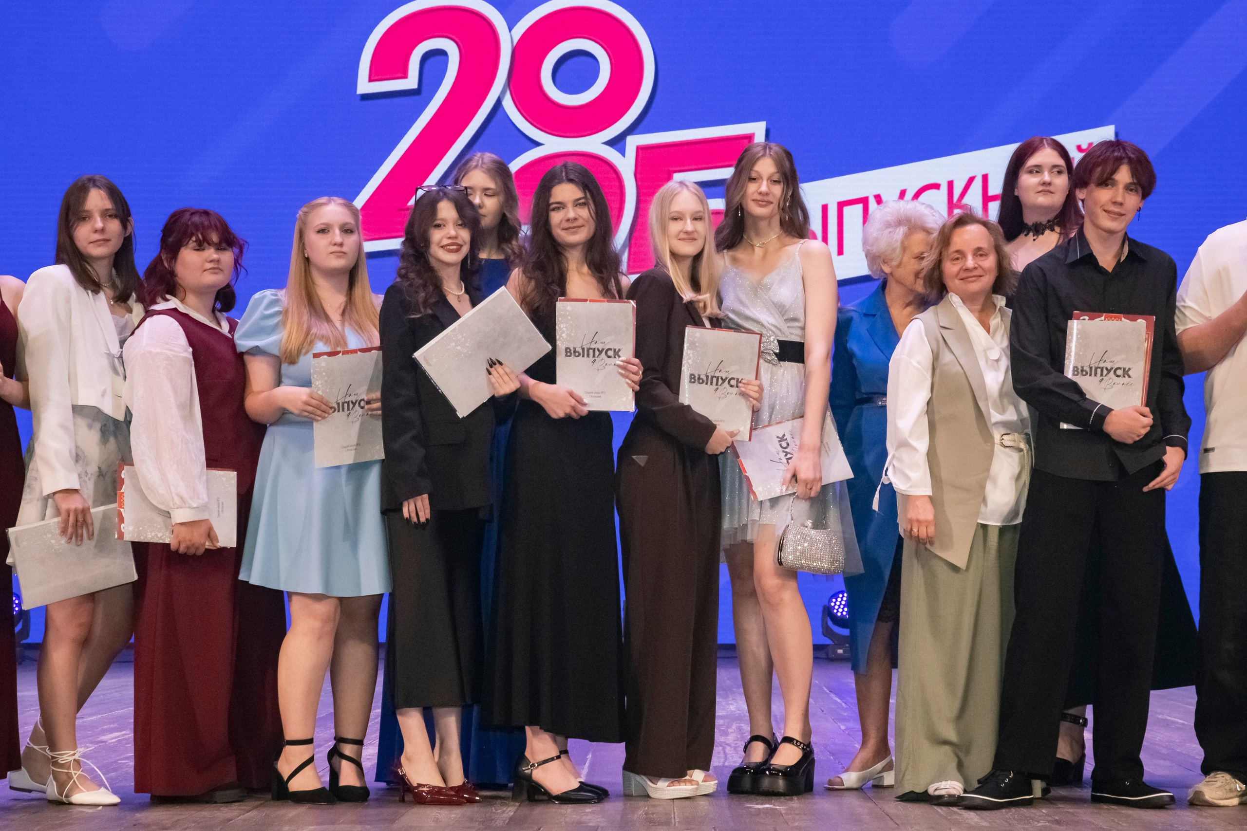 Вручение аттестатов 9В школа № 18 ДК «Октябрьский». Фотограф в Волгограде и Волжский Наталья Рылькова