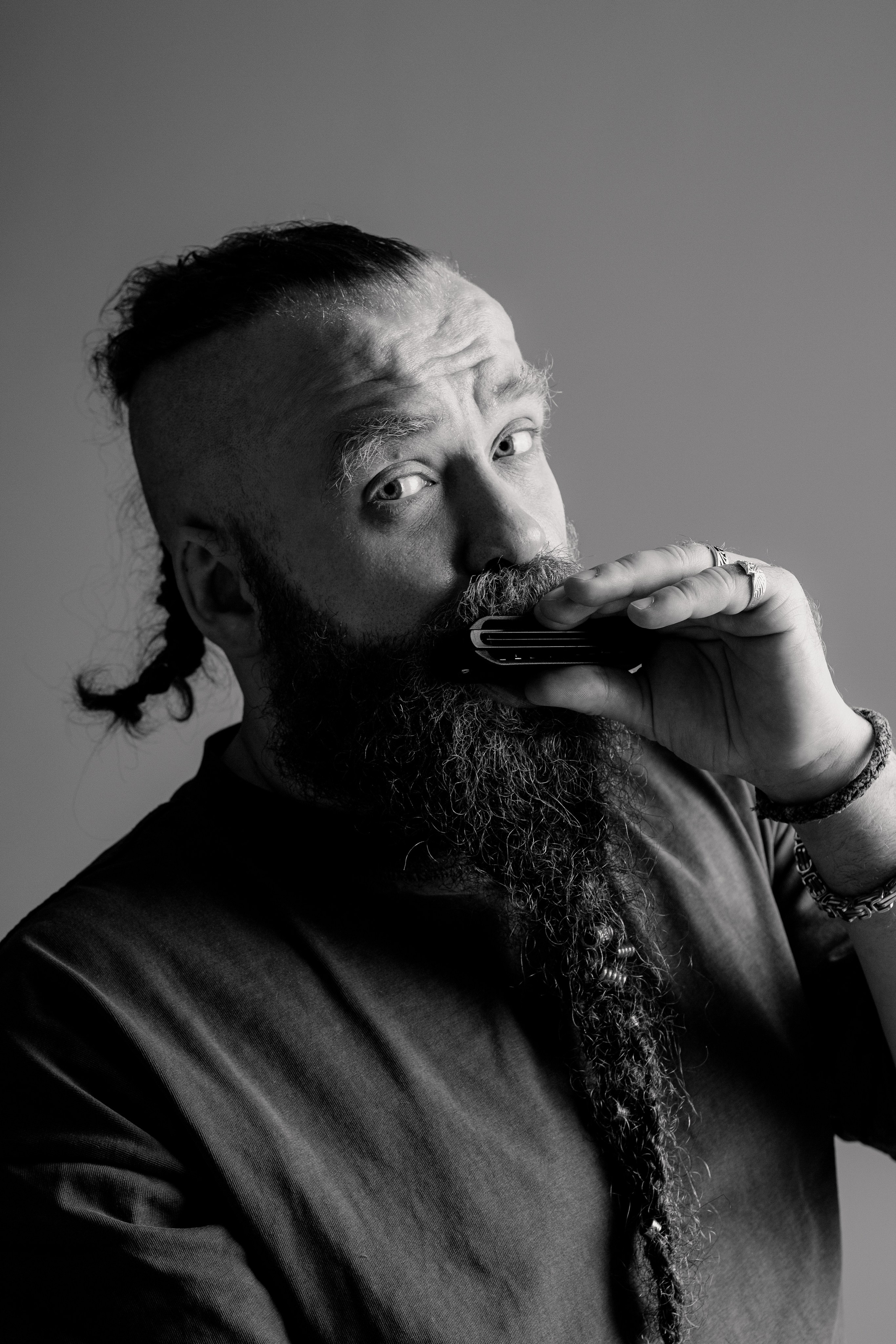 Борис Плотников. Губная гармоника. Мужской портрет, фотосессия для музыканта. Фотограф в Екатеринбурге Пойгина Елена