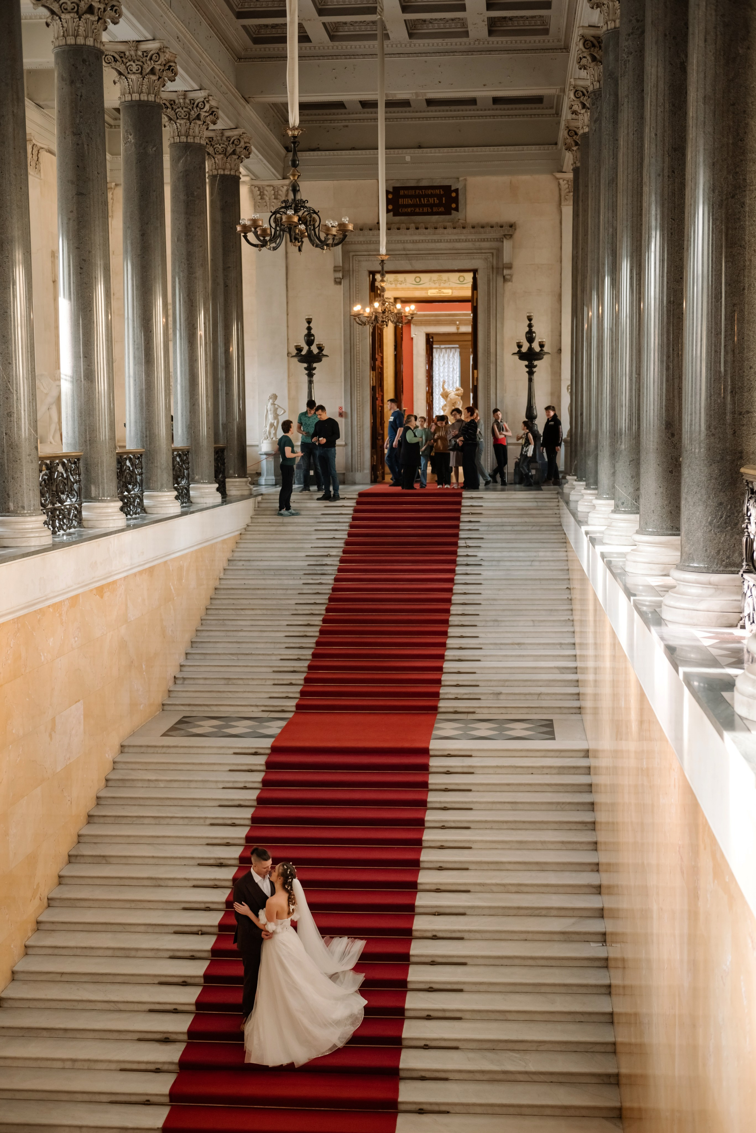 В залах лучшего музея. Свадебный и сеейный фотограф в Санкт-Петербурге Елена Худякова