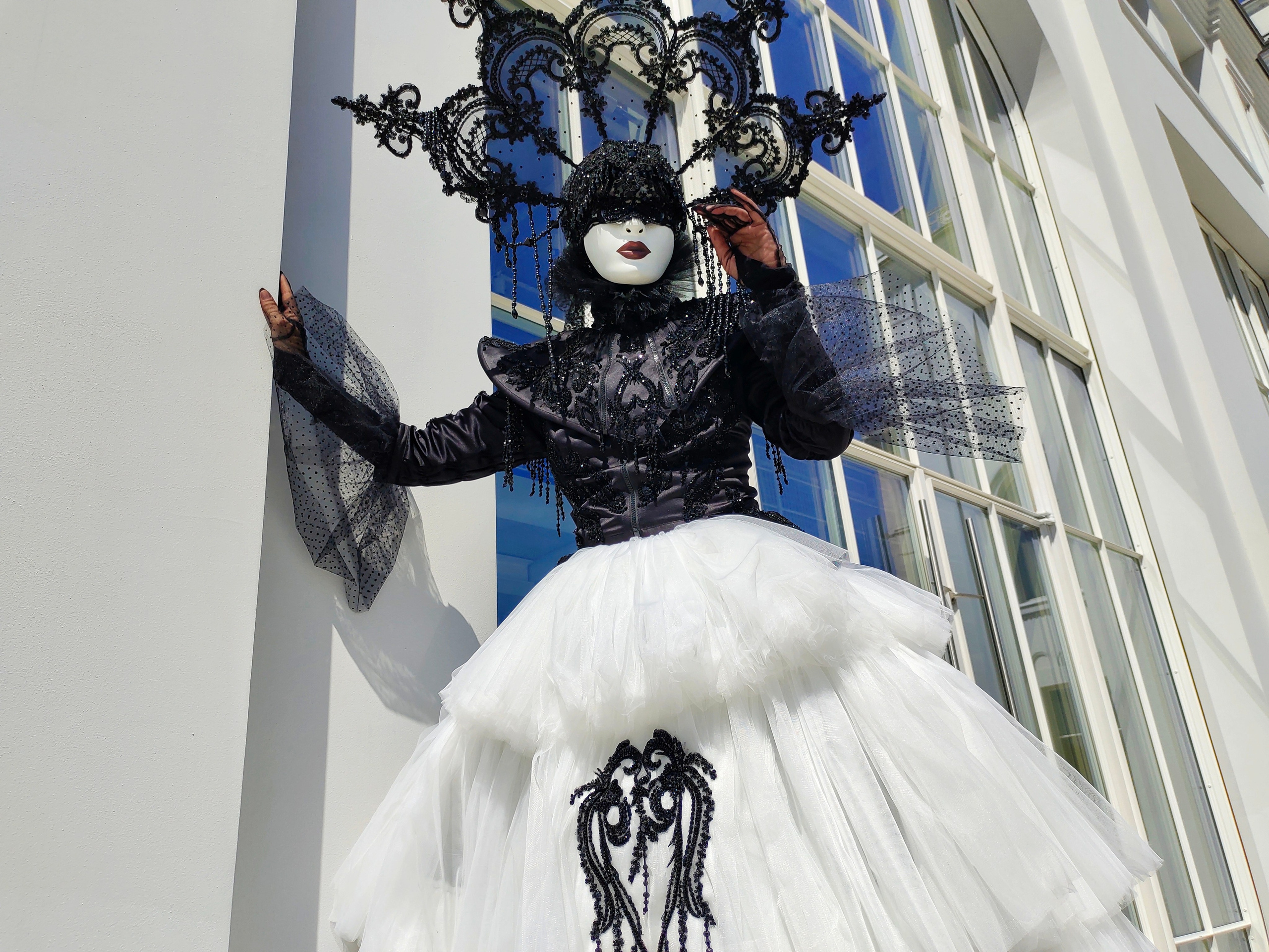 Персонаж Сажа. Мимы и Ходулисты на встречу гостей. Москва