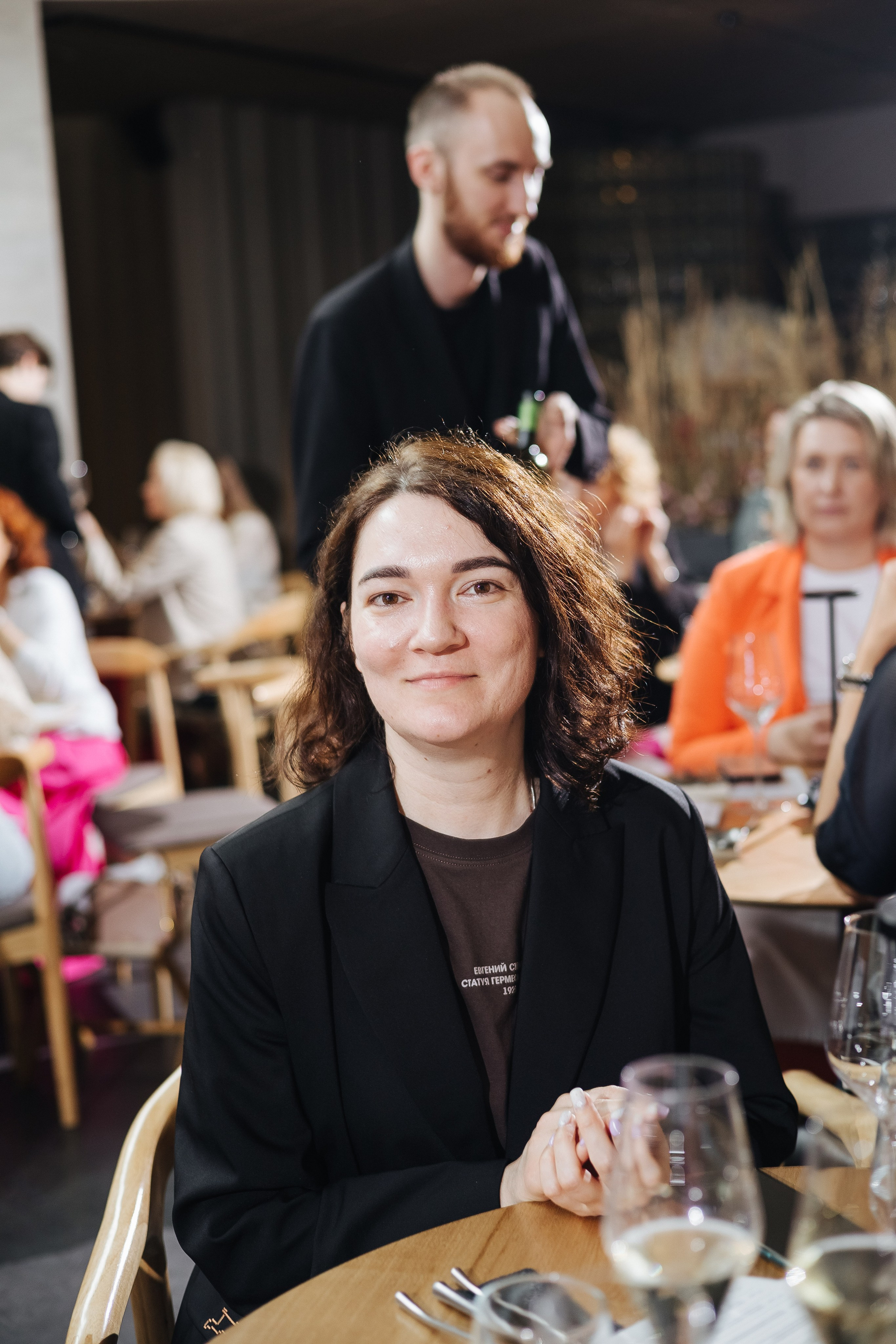 Презентация открытия магазина женской одежды GLVR в ресторане Fresco. Фотограф в Красноярске Надежда Воскресенская