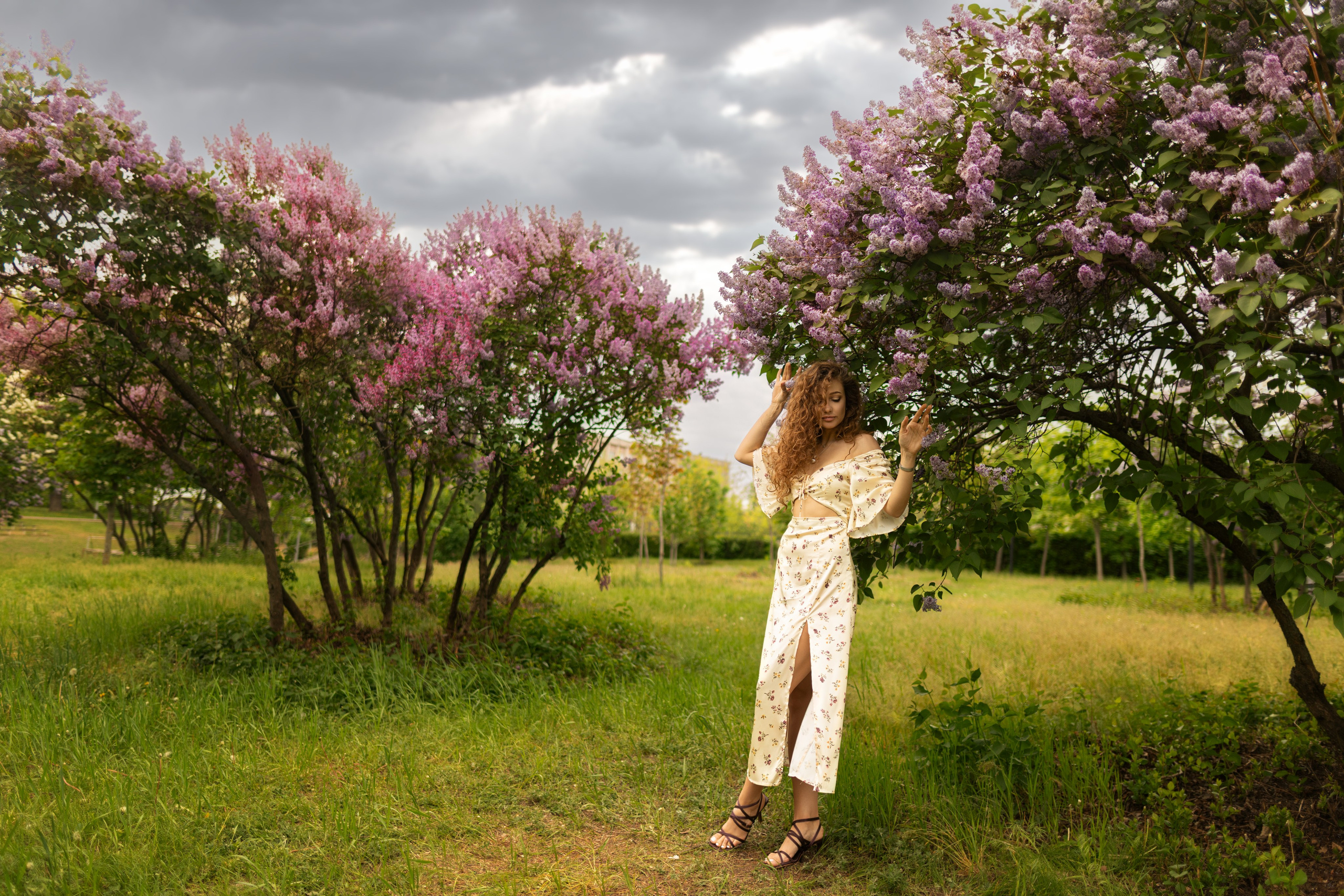 Фотосет с Дианой в цветущей сирени в Воронеже в формате для «себя». Дмитрий Шульгин, портретный фотограф в Воронеже