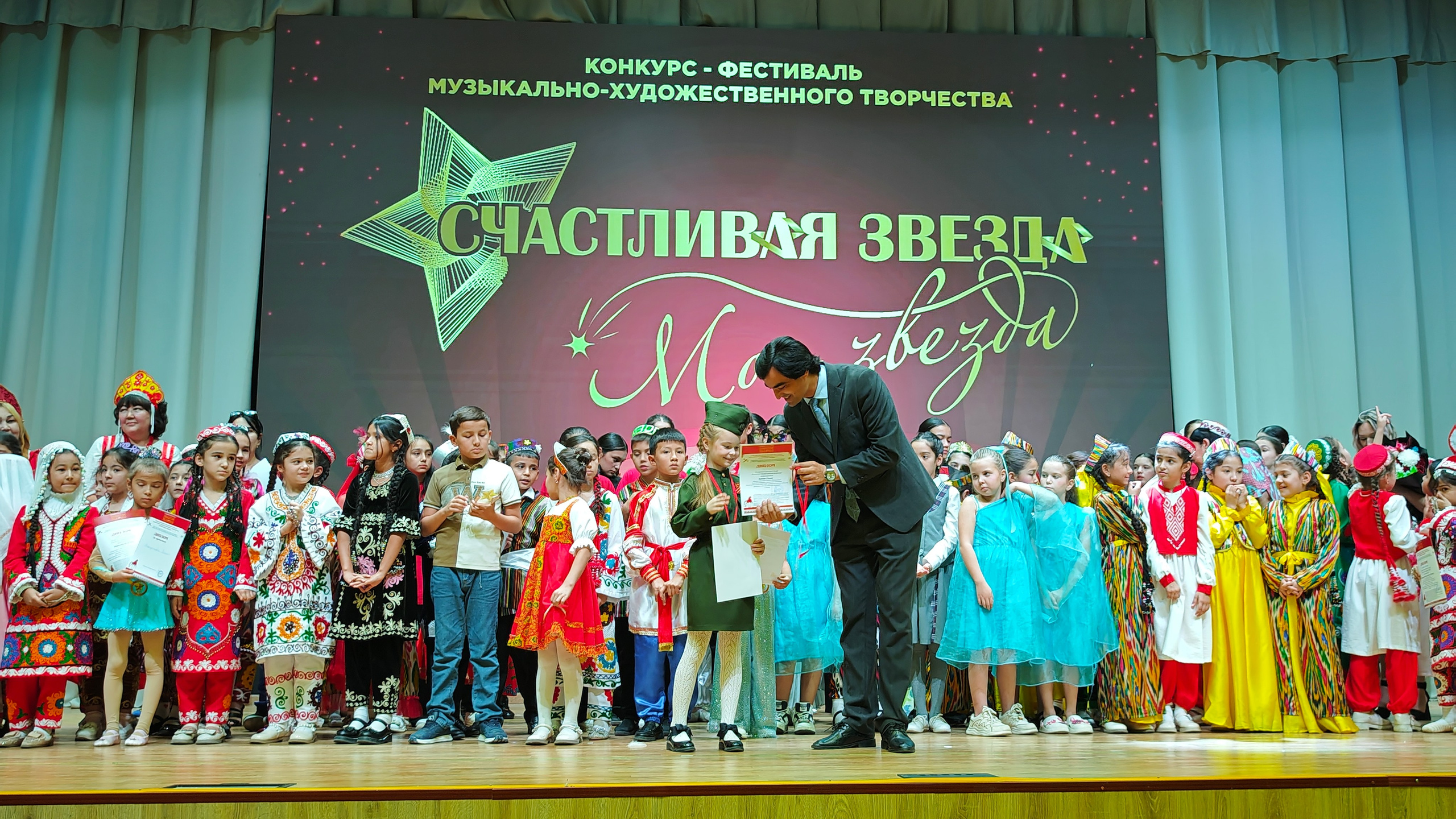 1 ноября 2025 г, г. Бохтар, Таджикистан. Золотое яблочко