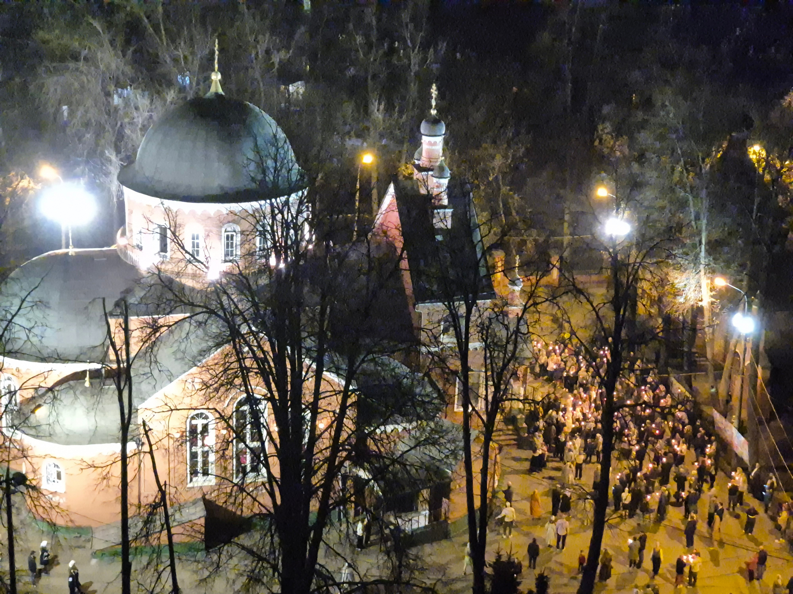 Вспомнил старую традицию на Пасху ездить в гости к маме и снимать крестный ход с балкона