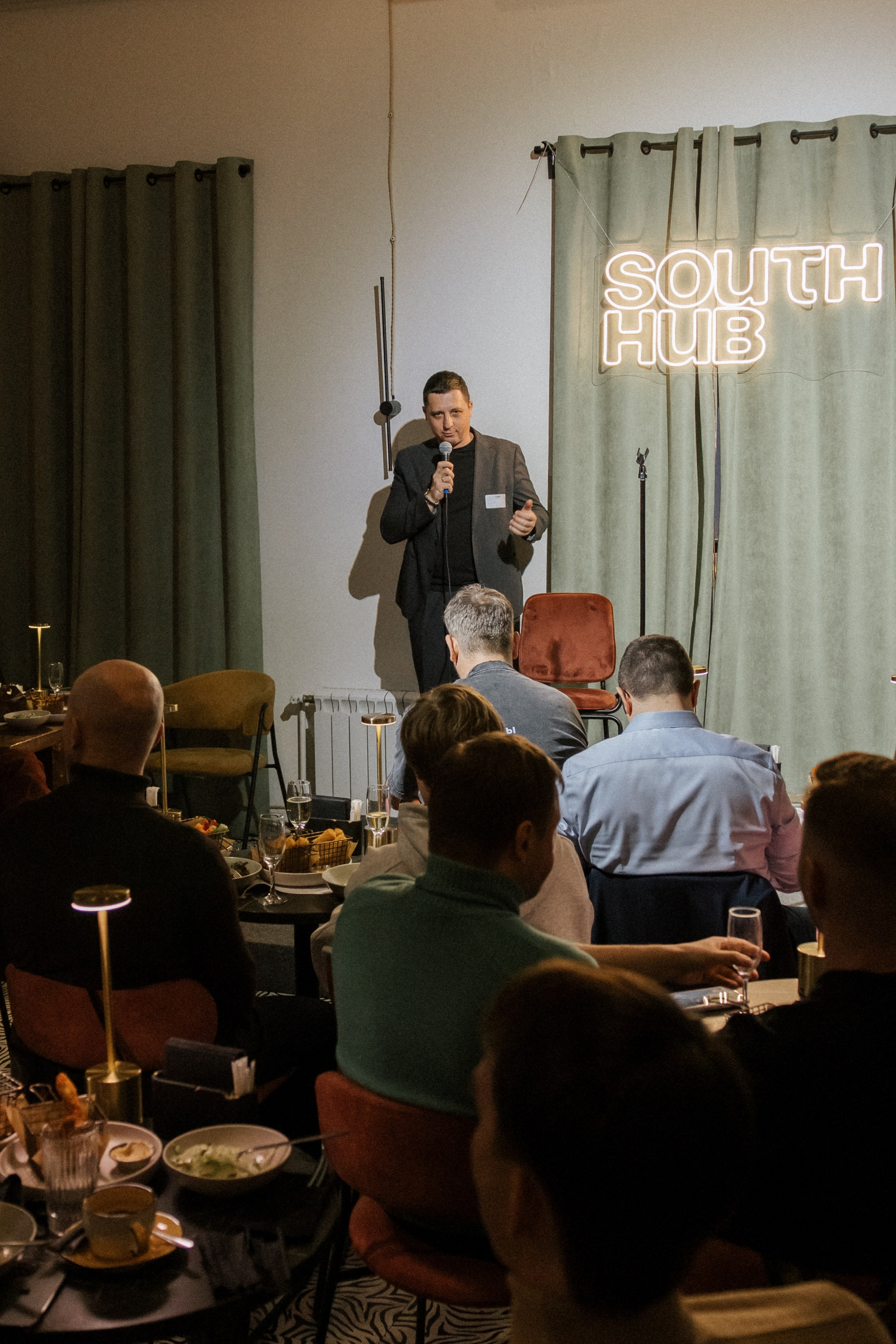 Очень сложные переговоры. South HUB