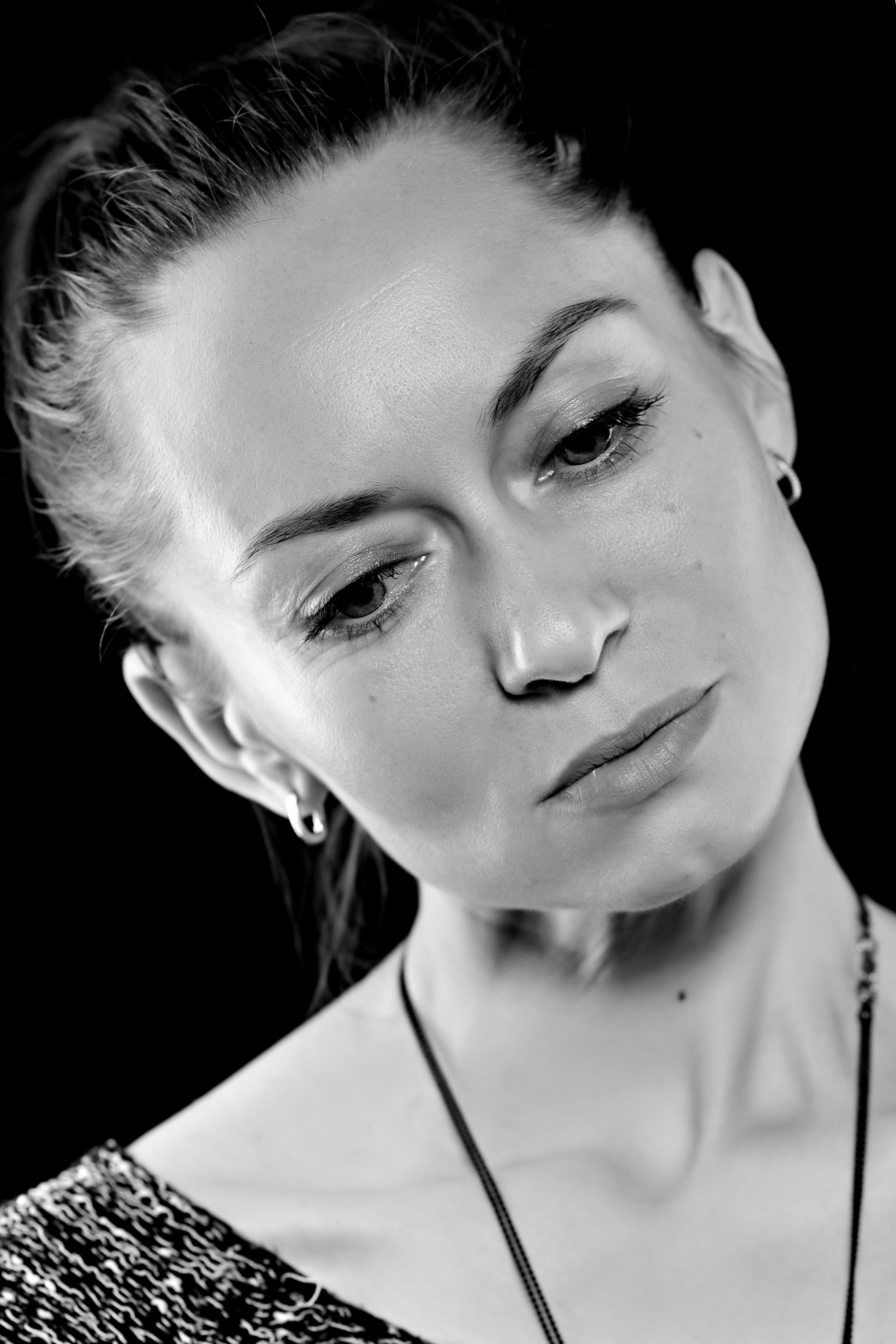 Красивый студийный женский портрет 