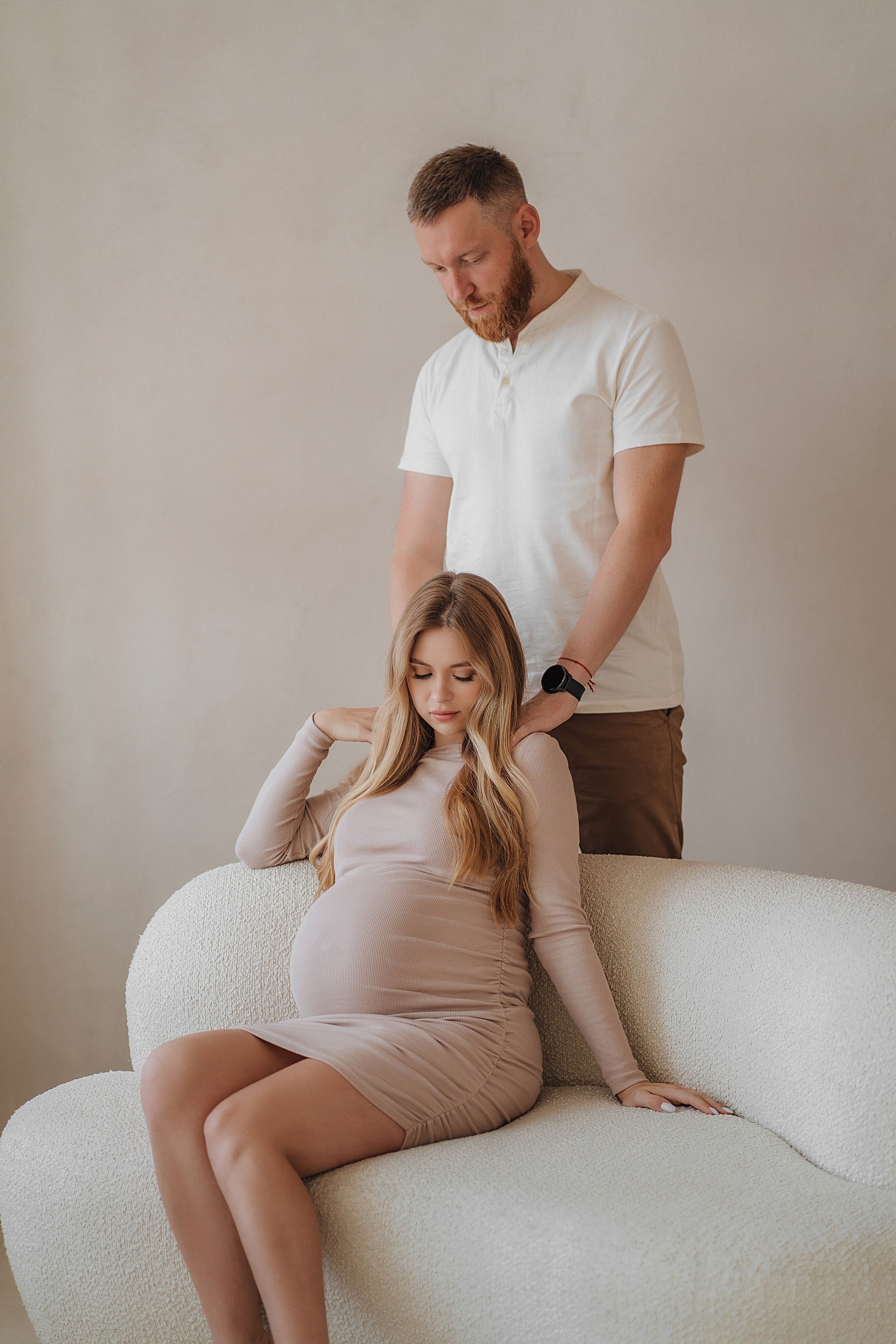 Молодой отец делает массаж плечей будущей маме, фотограф Екатеринбург