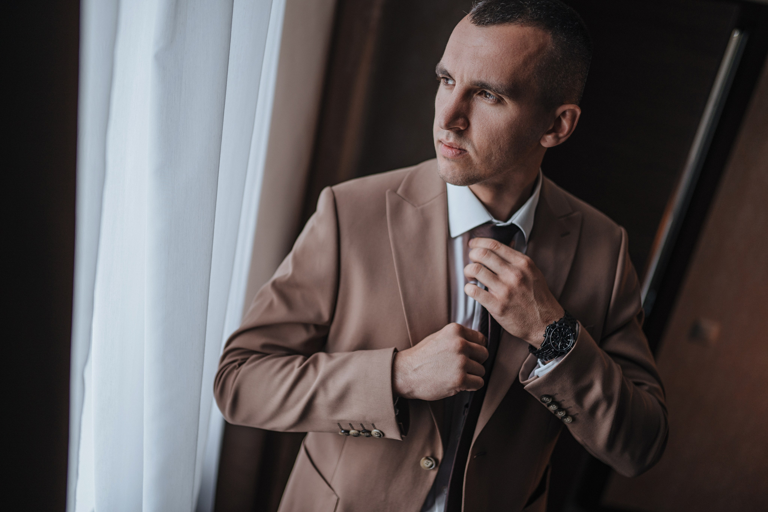 Жених в отеле, у окна, Каменск-Уральский