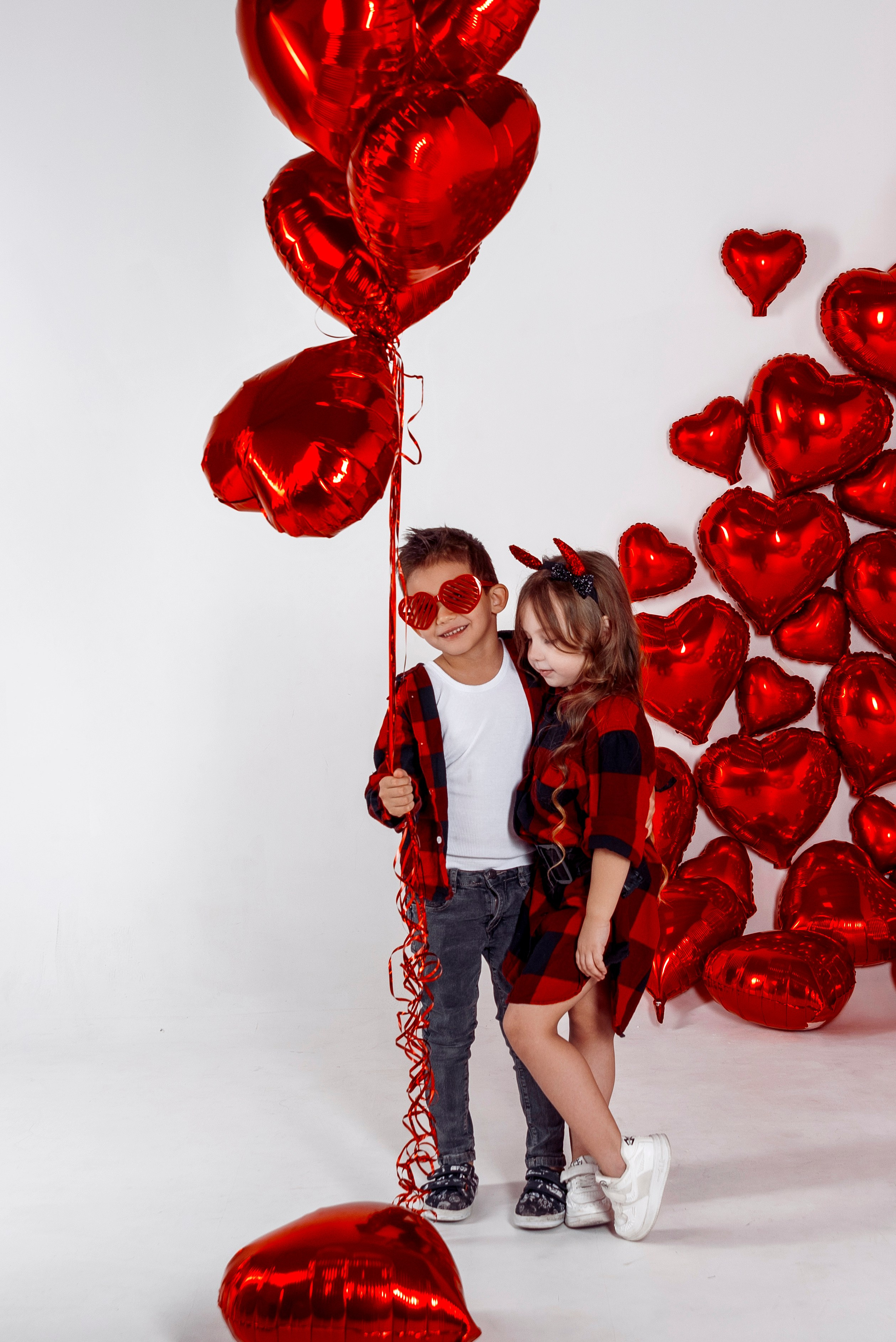 Детская фотосессия с красными сердцами в фотостудии Сочи. Детский студийный фотограф Сочи