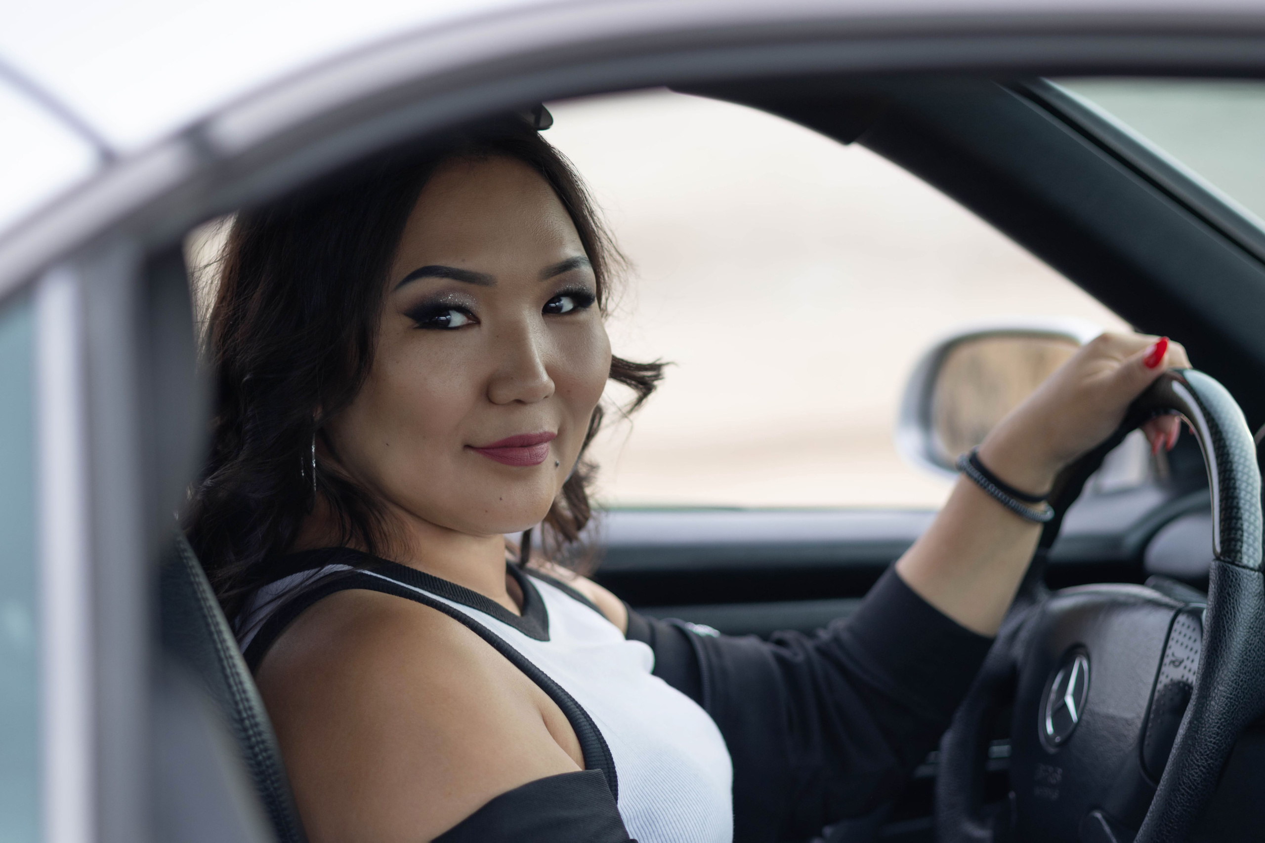 Девушка в машине. Фотограф Якутск Зоя Николаева