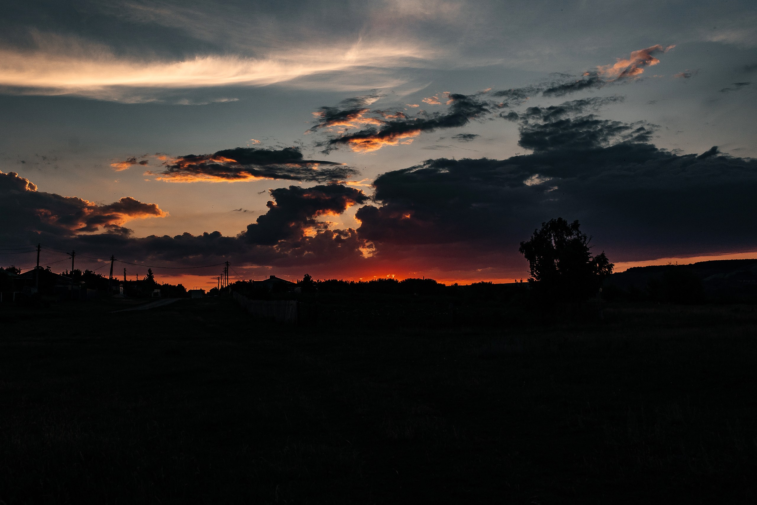 Здравствуйте! Я&nbsp;свадебный фотограф из&nbsp;Ульяновска, работаю в&nbsp;том числе по&nbsp;всей России и&nbsp;с&nbsp;выездом за&nbsp;границу. Снимаю свадьбы, lovestory, корпоративы, светский репортаж. Провожу обучение по&nbsp;фотографии, мастер-классы и&nbsp;воркшопы для других фотографов.