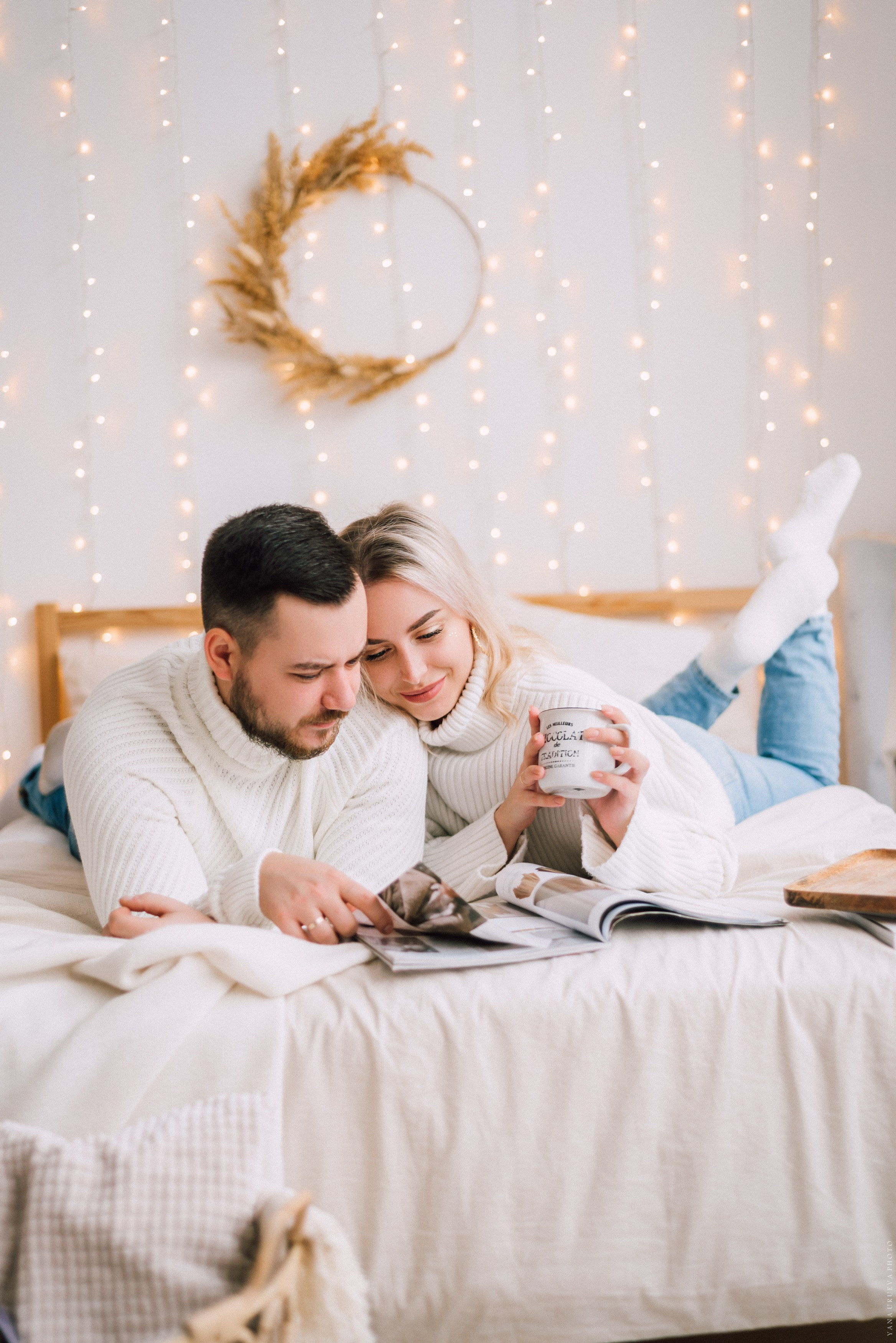 новогодняя фотосессия в свитерах на кровати