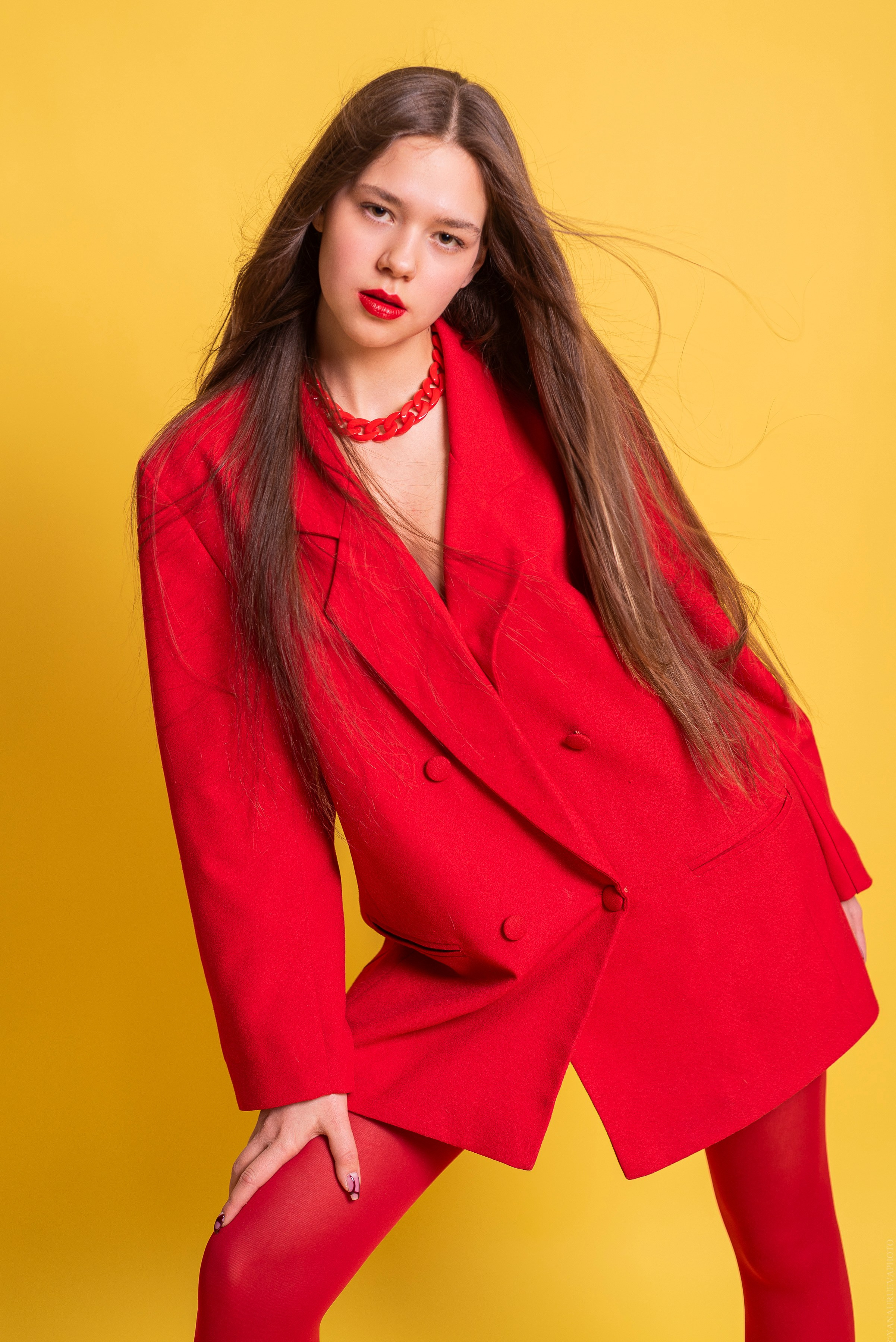 девушка в красном на желтом фоне
