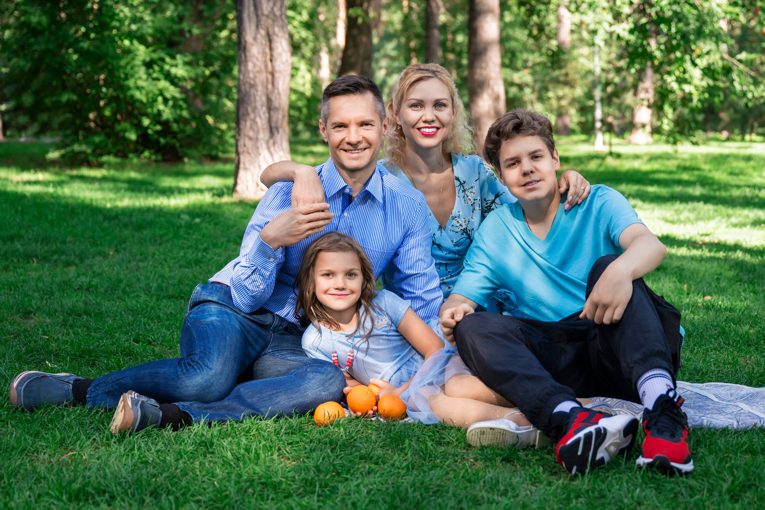 Съёмка всей семьёй. Семейная фотосессия. Фотосессия для большой семьи. Семейный портрет. Семейная фотосессия в студии. Семейная фотосессия на природе. Съёмка на природе
