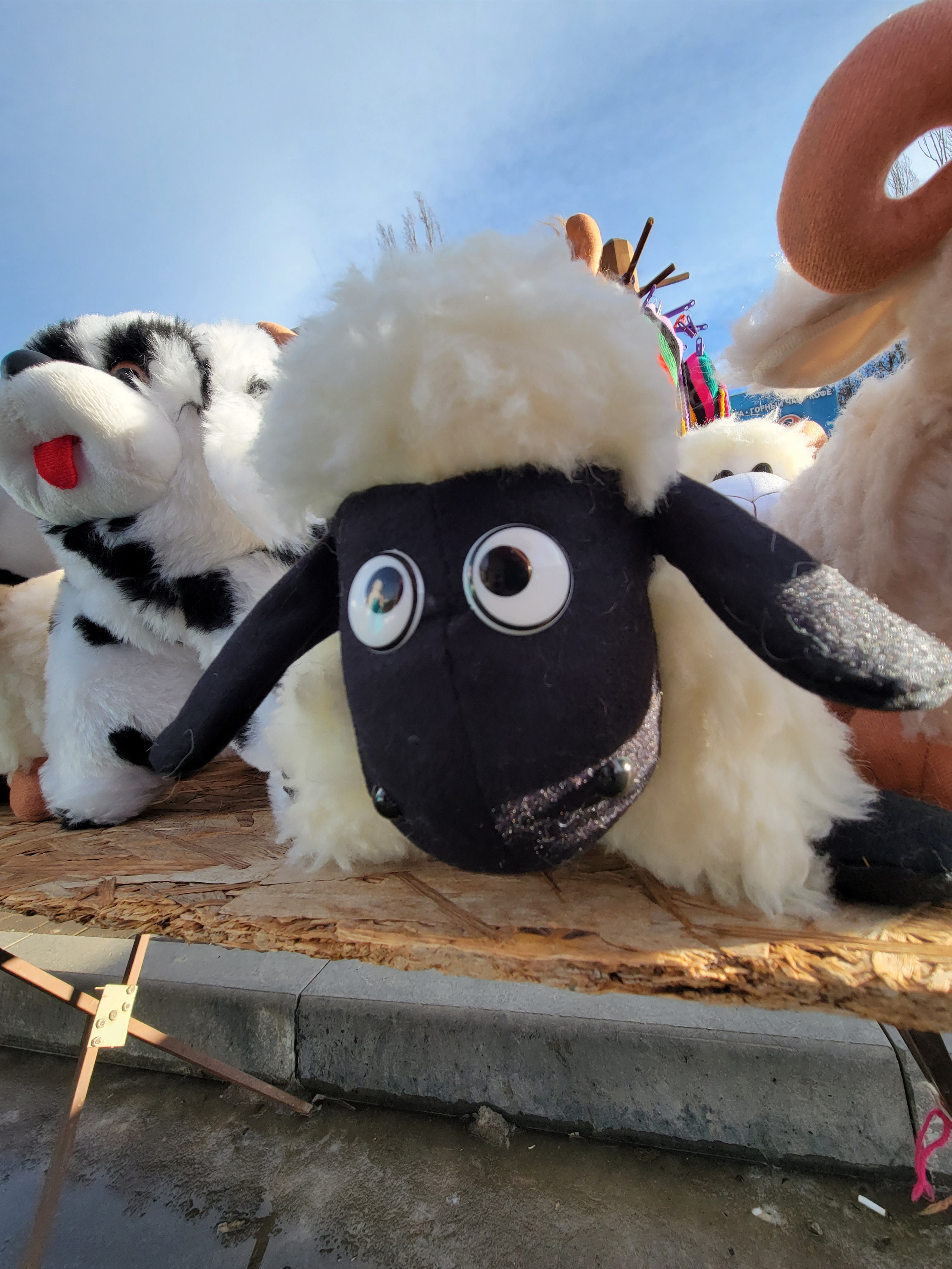 Алкоголь в ресторанах не наливают. Но можно приносить свой