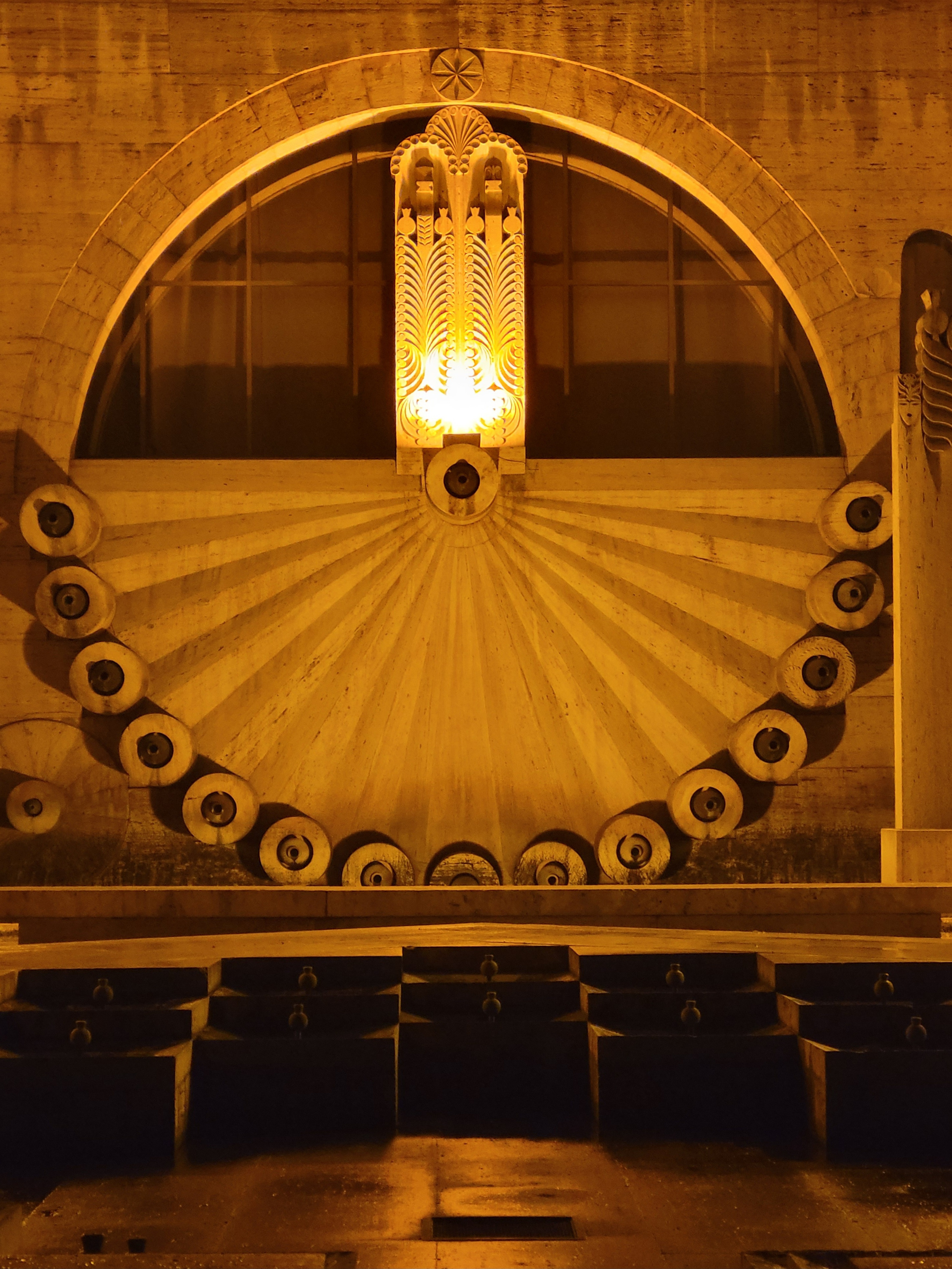 Хоть похоже на фонтан, работающим не видел ни летом, ни в марте