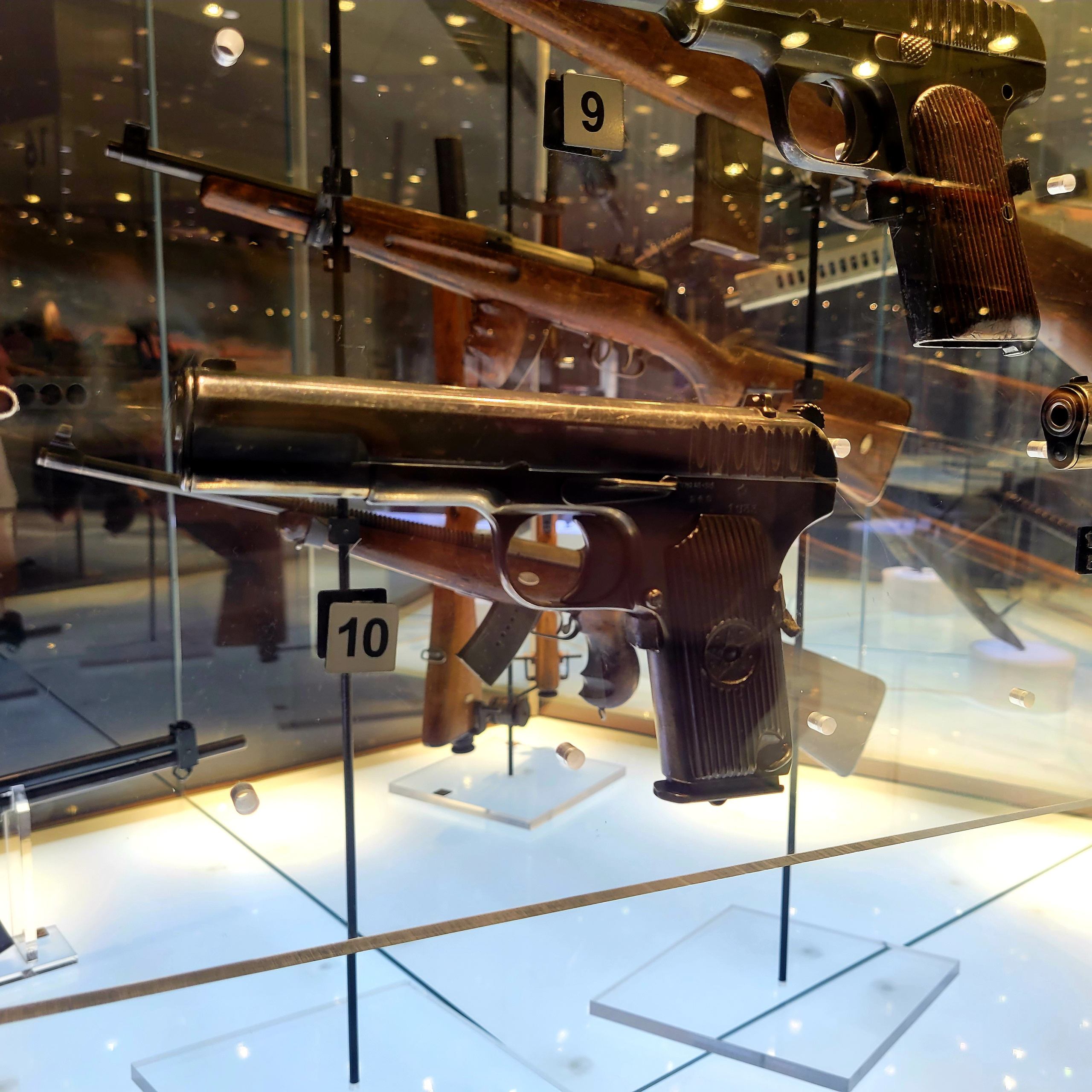 Внутри огромная выставка оружия многих стран и столетий