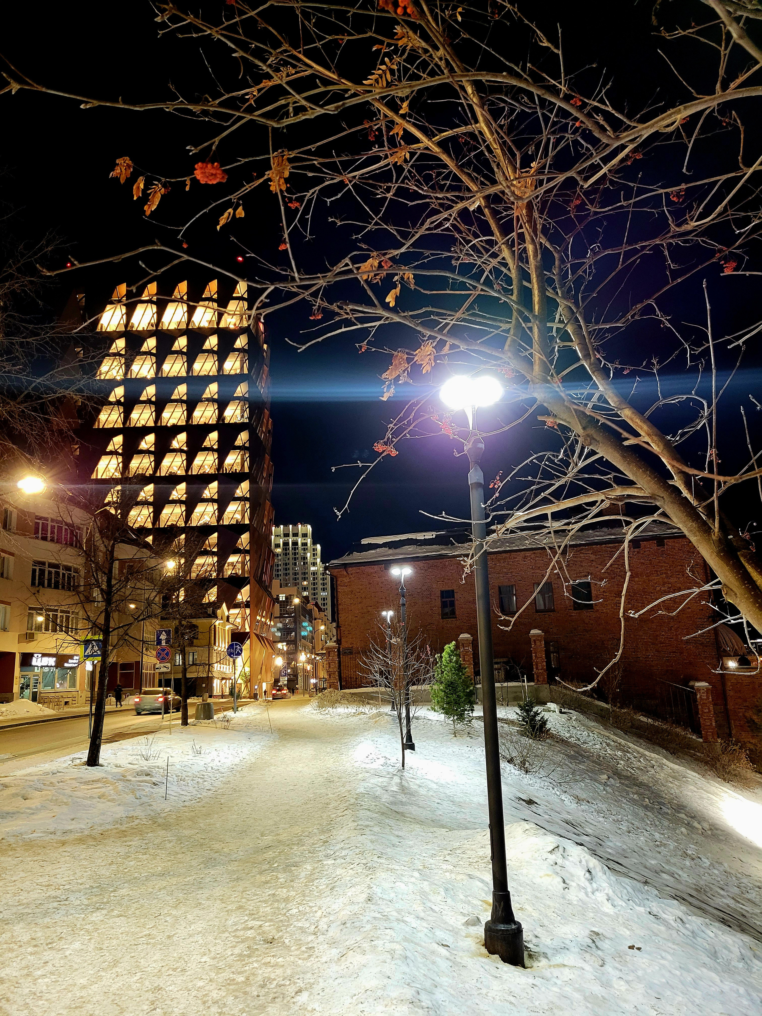 На набережной Исети памятник клавиатуре - но весь засыпан снегом был