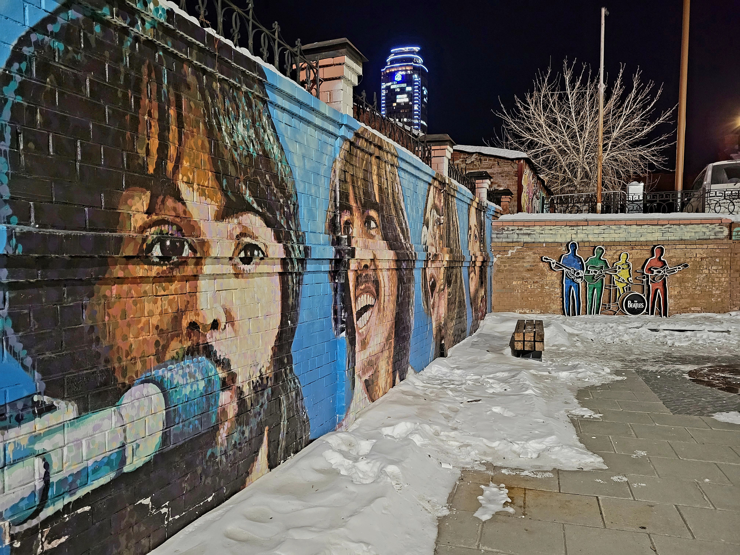 Памятник и уголок Битлз