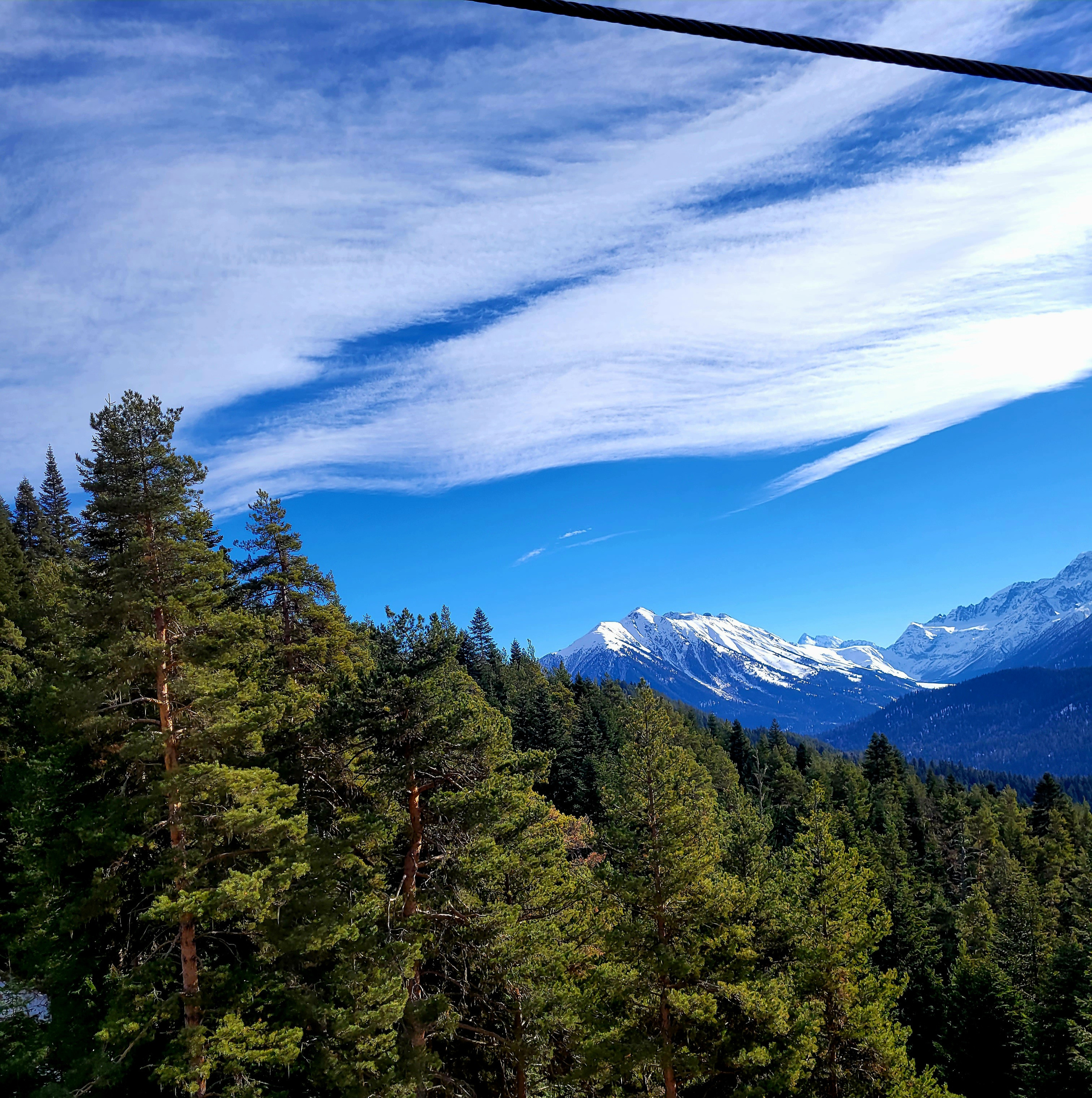 Один шанс насладиться курортом - жить в противофазе, опережая всех на пару часов. На гору к 8, обедать в 12, ужинать - в 18.