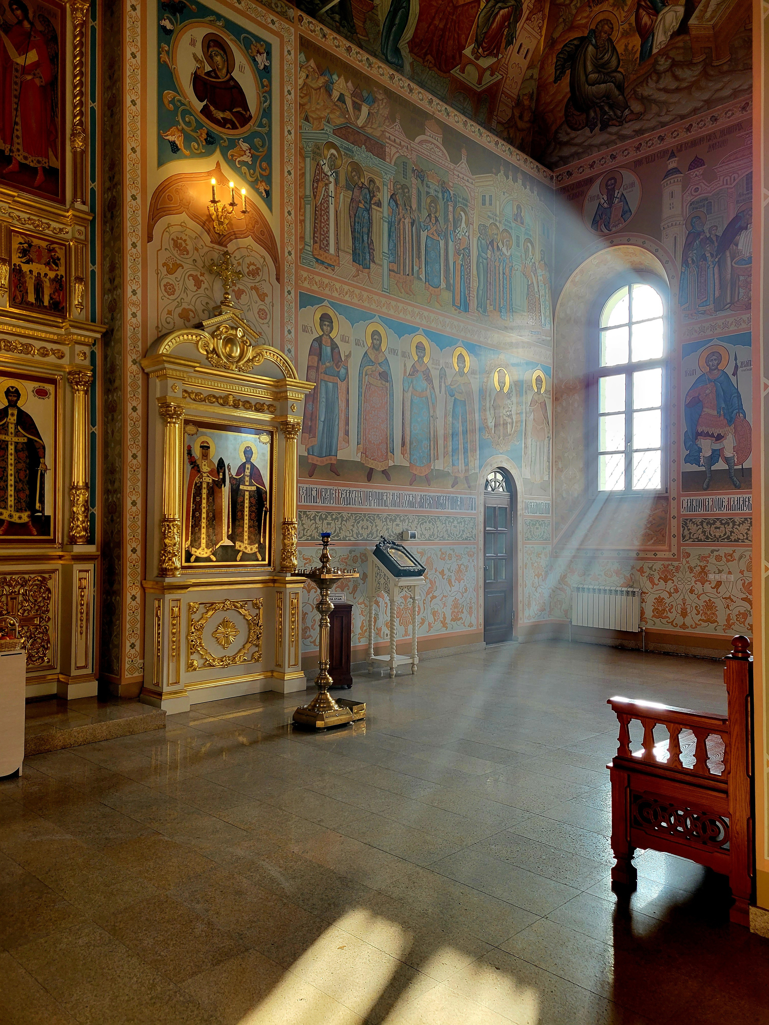 А в церкви тихо, тепло и светло