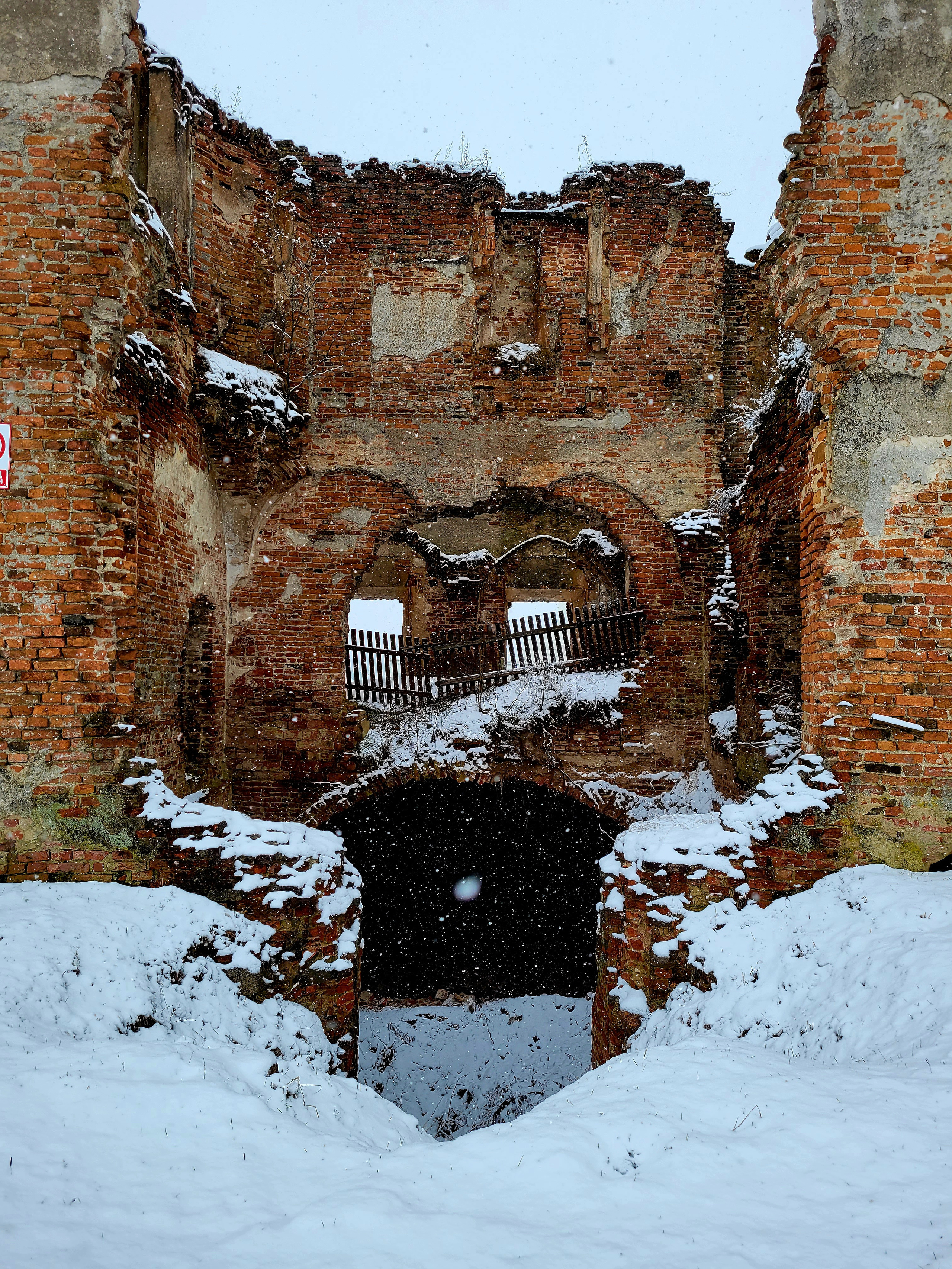 В боковом корпусе ведутся работы, будут отель и ресторан